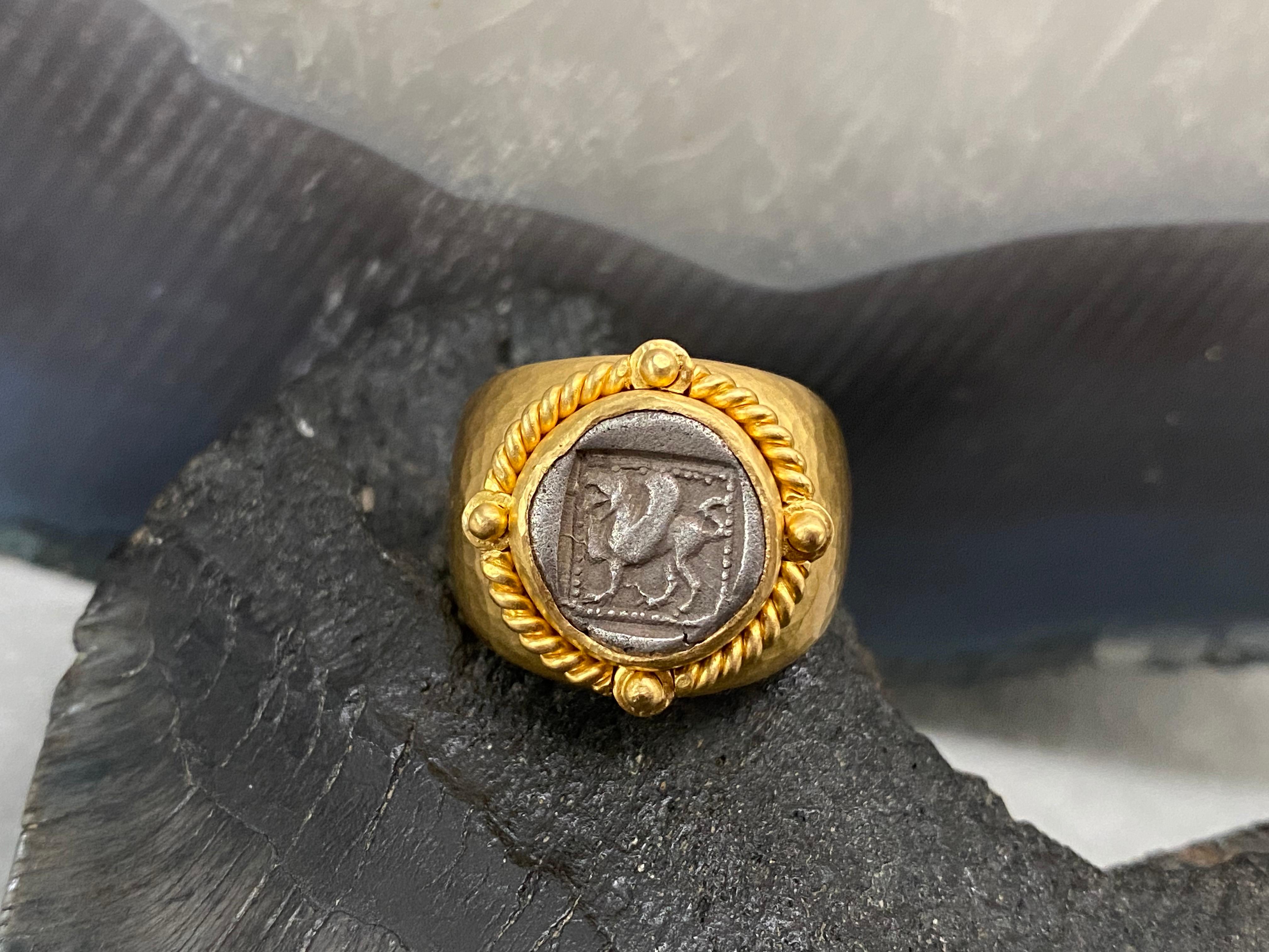 Eine einzigartige, authentische, antike griechische Silbermünze, die einen Greif zeigt, ist in ein von der Antike inspiriertes, gehämmertes Steven Battelle-Design aus reichem 22-karätigem Gold eingefasst. Die Münze ist von einer schweren