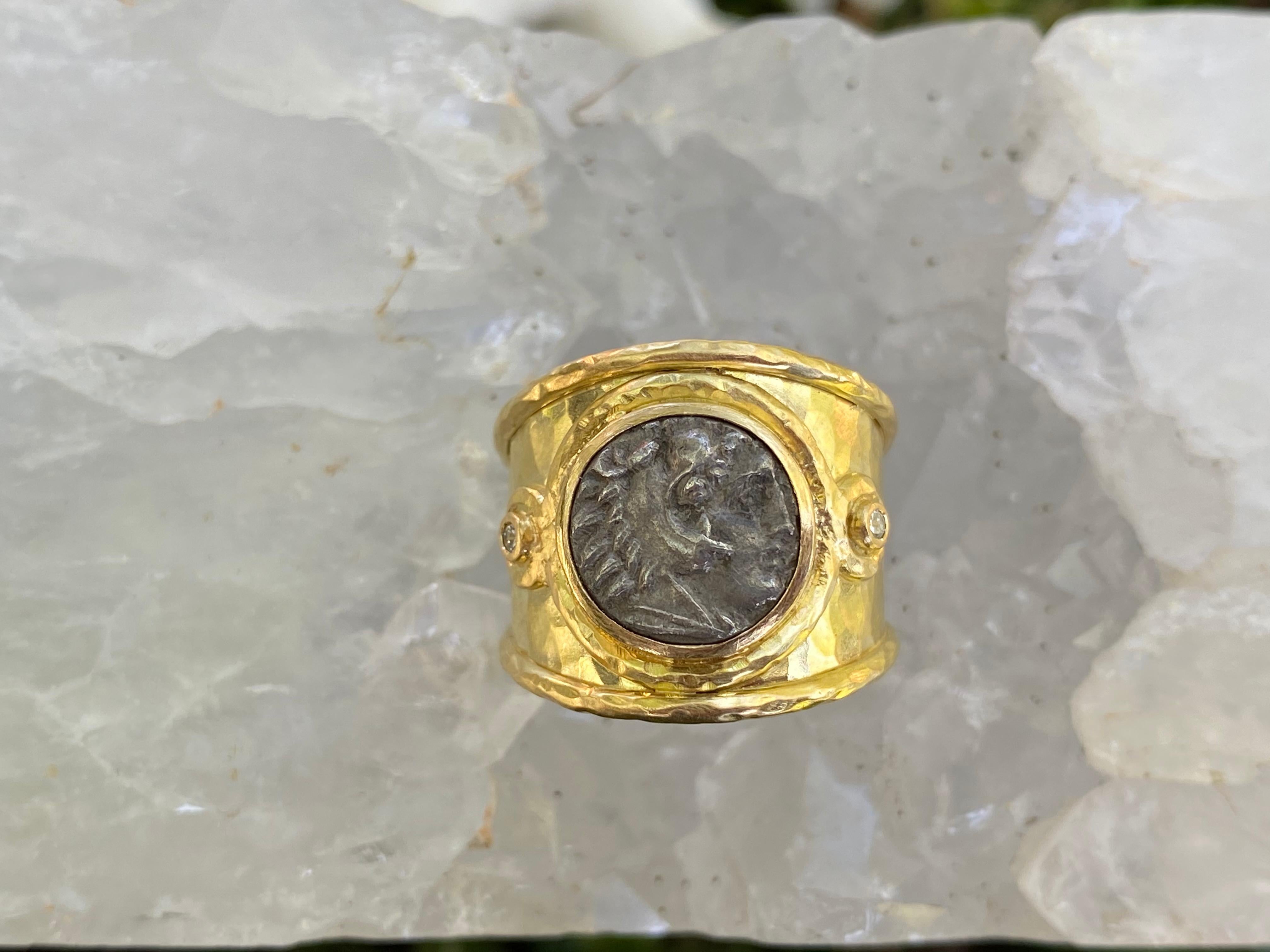 Schöne einfache gehämmert Einstellung Steven Battelle Ancient Greek Coin Herakles, mit 2mm 3 Punkt facettierten Diamanten Cocktail-Ring in 18K Gold.
Die Münze ist aus Mysien, Pergammon, 310-282 v. Chr., AR Diobol. Vorderseite: Kopf des Herakles mit