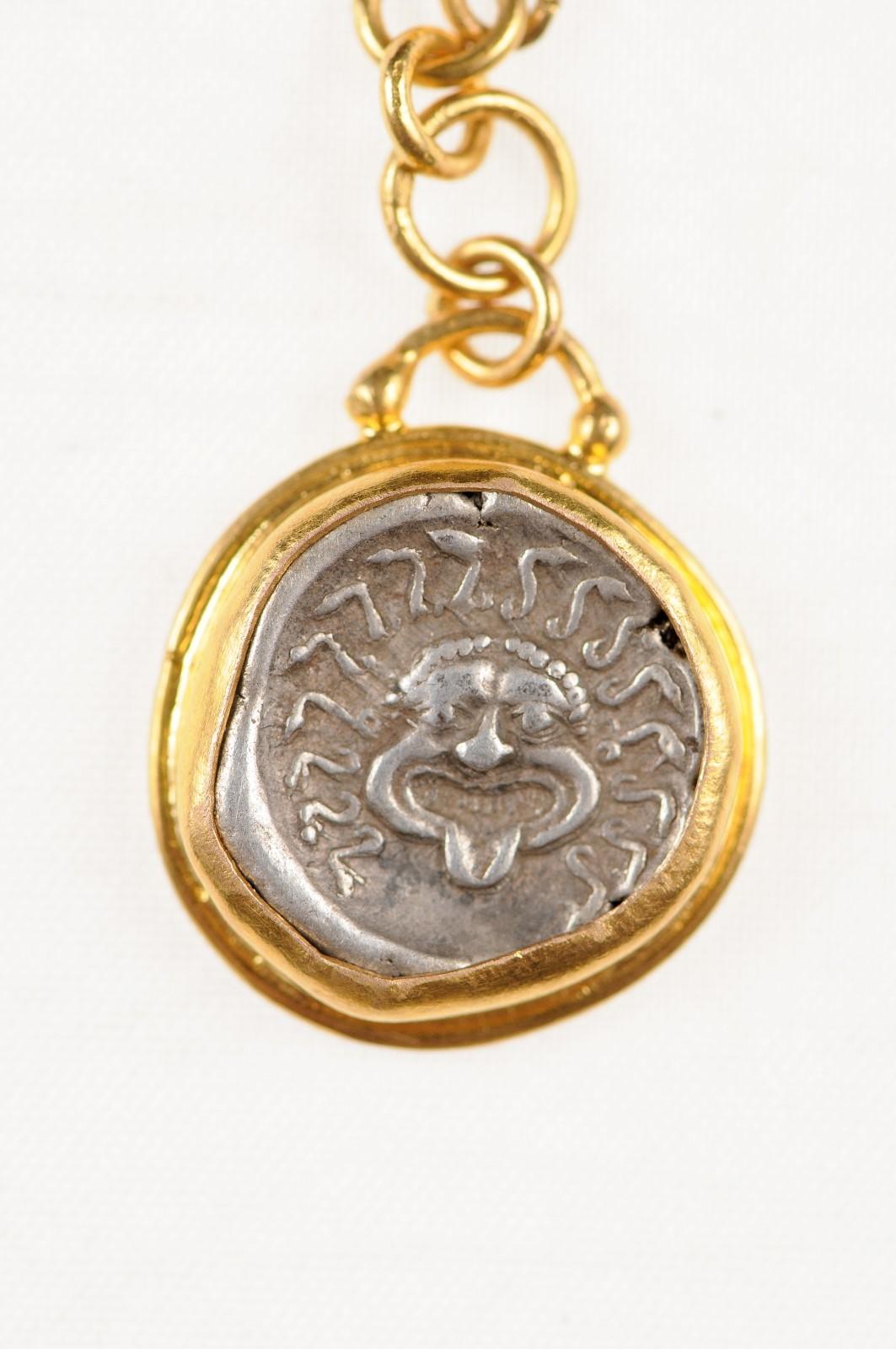 Pièce de monnaie grecque antique en pendentif 22k en vente 1