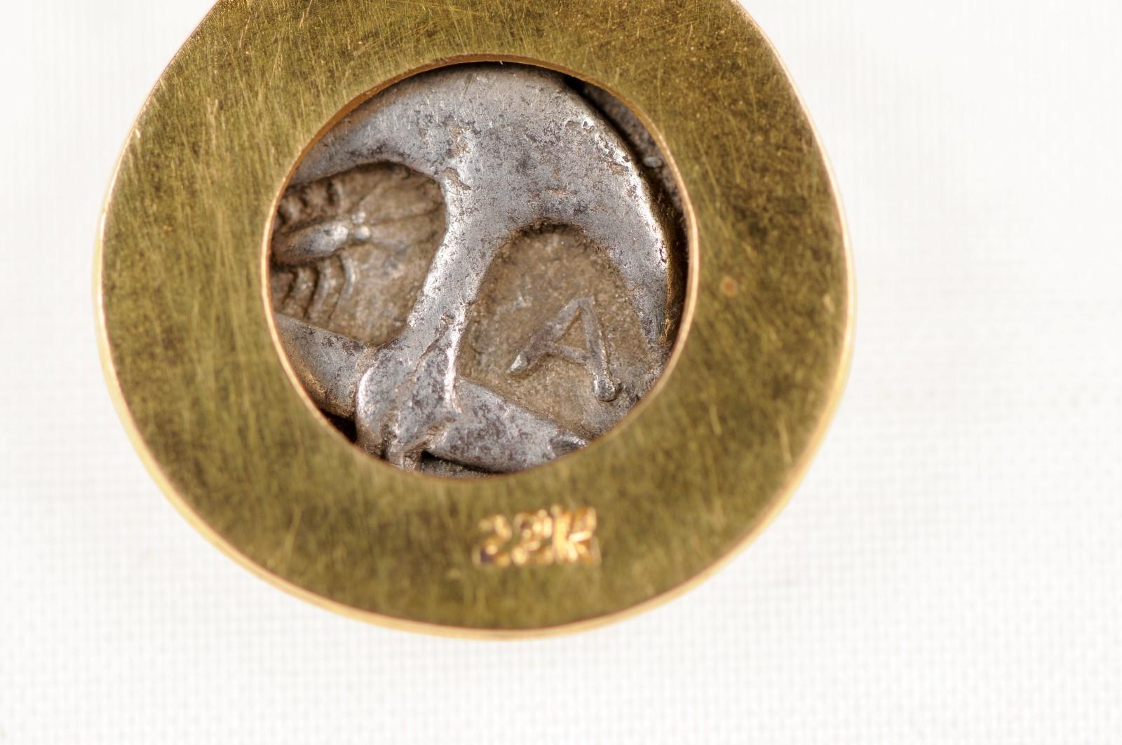 Pièce de monnaie grecque antique en pendentif 22k en vente 4