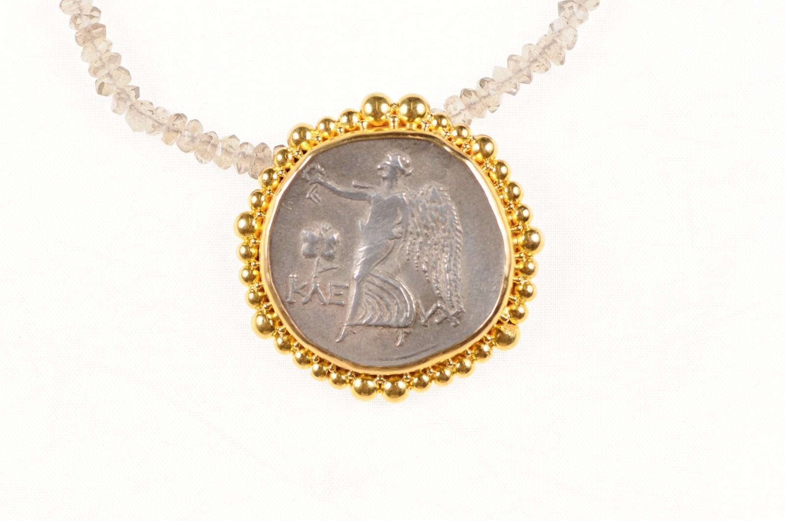 Eine authentische griechische, PAMPHYLIA (Eski-Adalia) AR Tetradrachme Münze, Kleuch Magistrat (ca. 183-175 v. Chr.), in einem runden, wellenförmigen Wulst eingefasst 22k Gold Lünette mit 22k Gold Bügel. Die Vorderseite dieser Münze zeigt den Kopf