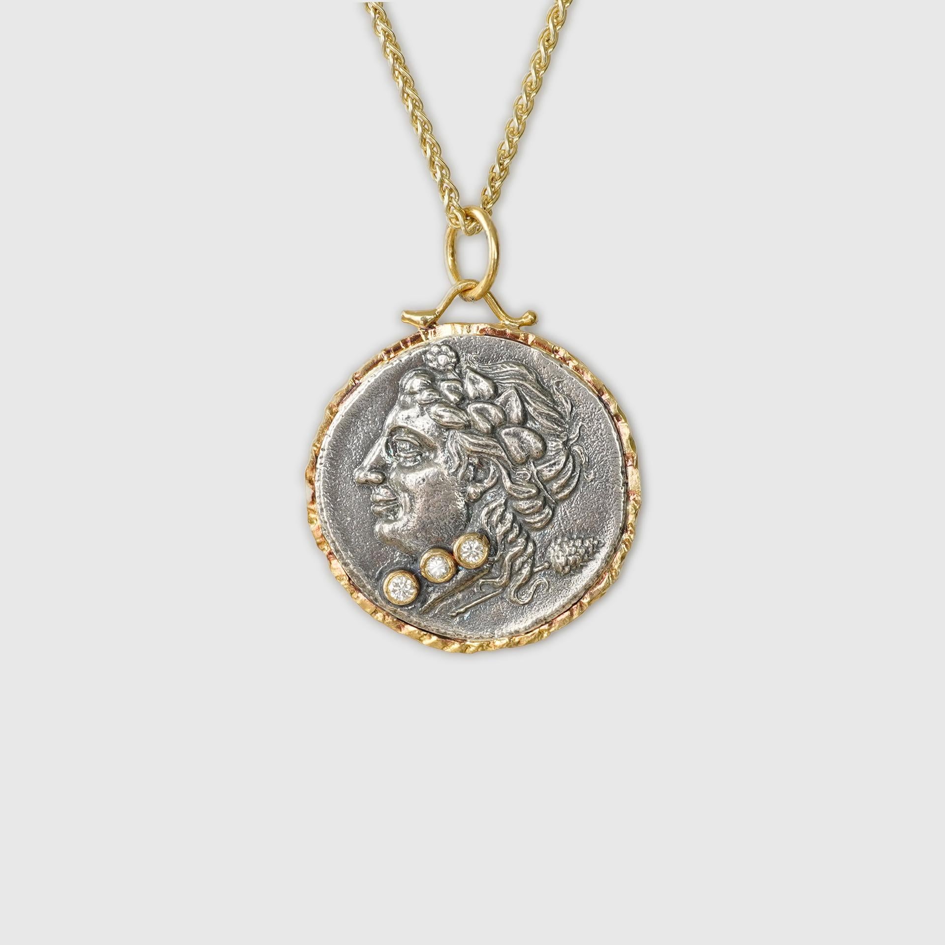 Taille ronde Pendentif en forme de pièce de monnaie grecque antique (Replica) avec couronne de tête et blé, 0,07cts de diamants en vente