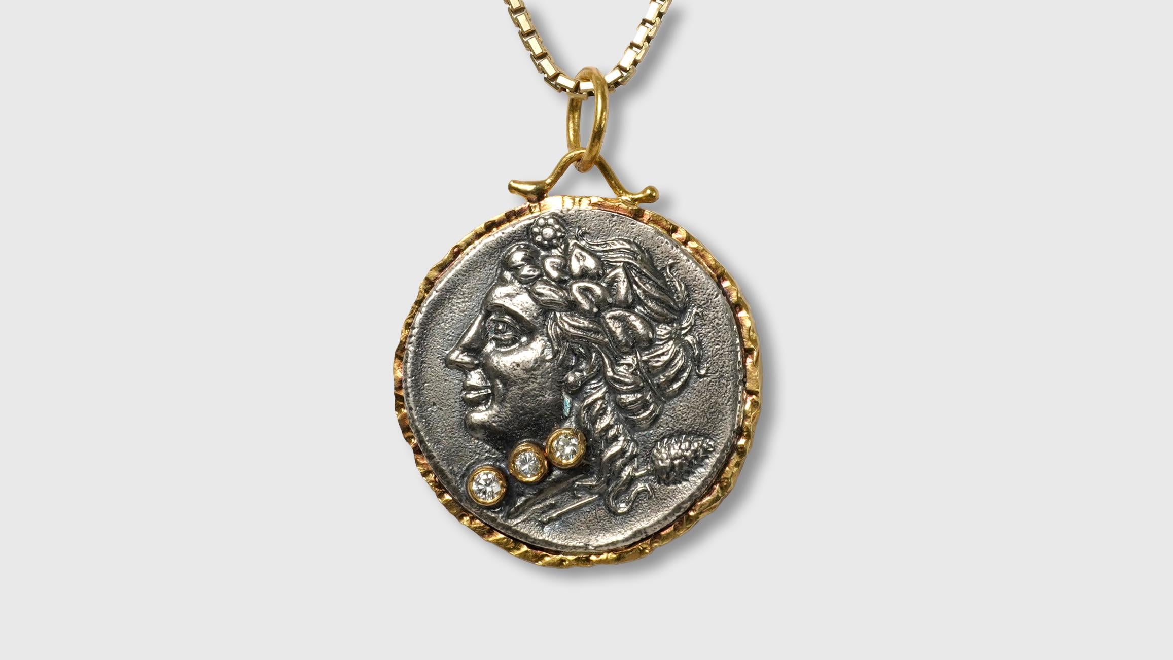 Pendentif en forme de pièce de monnaie grecque antique (Replica) avec couronne de tête et blé, 0,07cts de diamants en vente 1