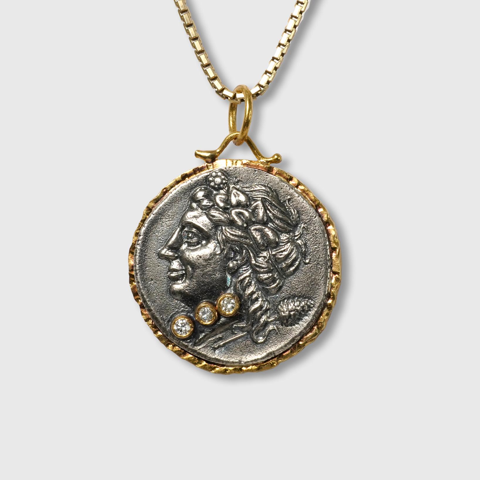 Pendentif en forme de pièce de monnaie grecque antique (Replica) avec couronne de tête et blé, 0,07cts de diamants en vente 2