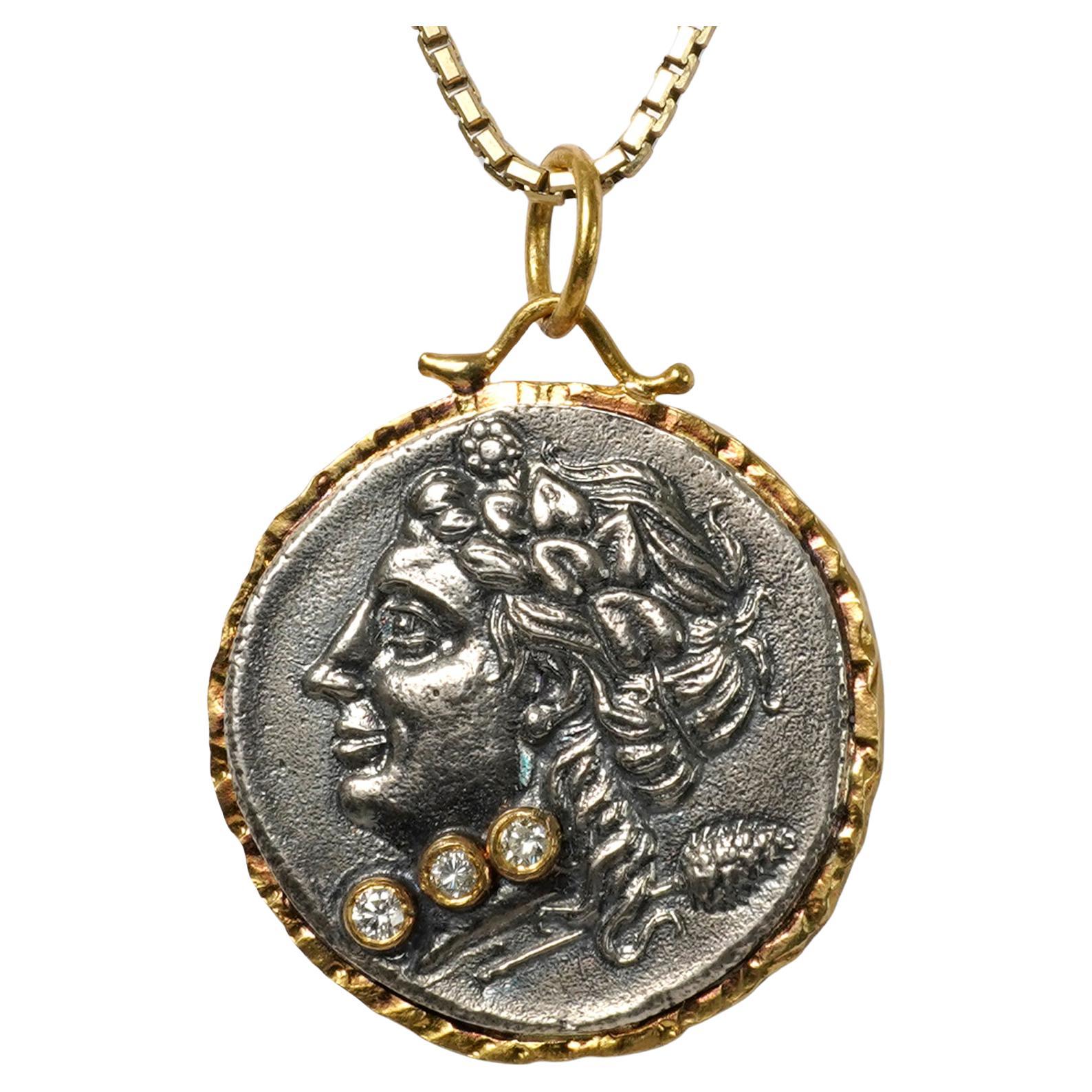 Pendentif en forme de pièce de monnaie grecque antique (Replica) avec couronne de tête et blé, 0,07cts de diamants en vente