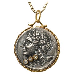 Pendentif en forme de pièce de monnaie grecque antique (Replica) avec couronne de tête et blé, 0,07cts de diamants