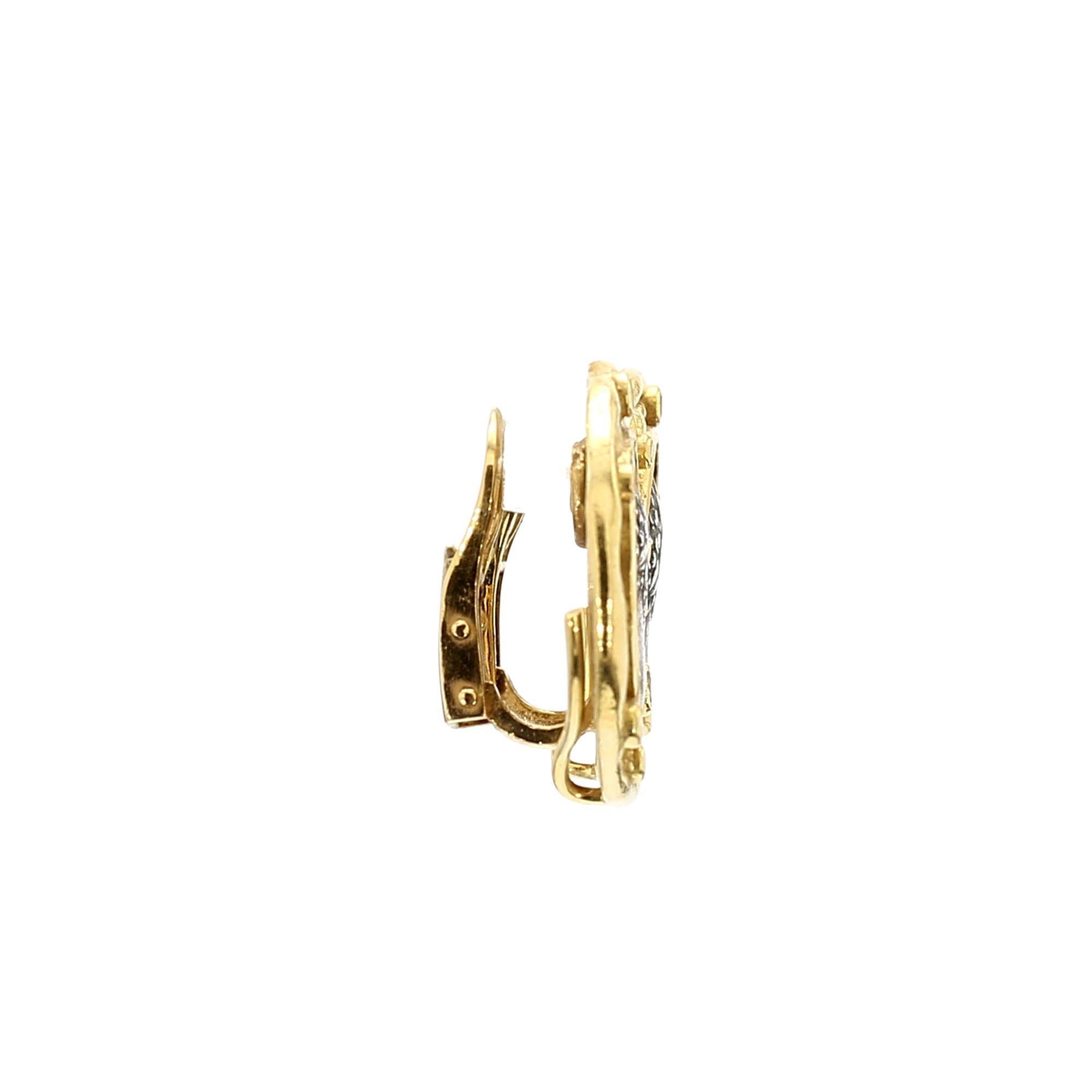 Des pièces de monnaie de la Grèce antique à l'effigie d'Alexander le Grand sont serties dans de l'or jaune 22 carats et rehaussées de diamants ronds. Ces boucles d'oreilles sont fixées par des fermoirs à levier et mesurent 26x25mm, pour un poids de