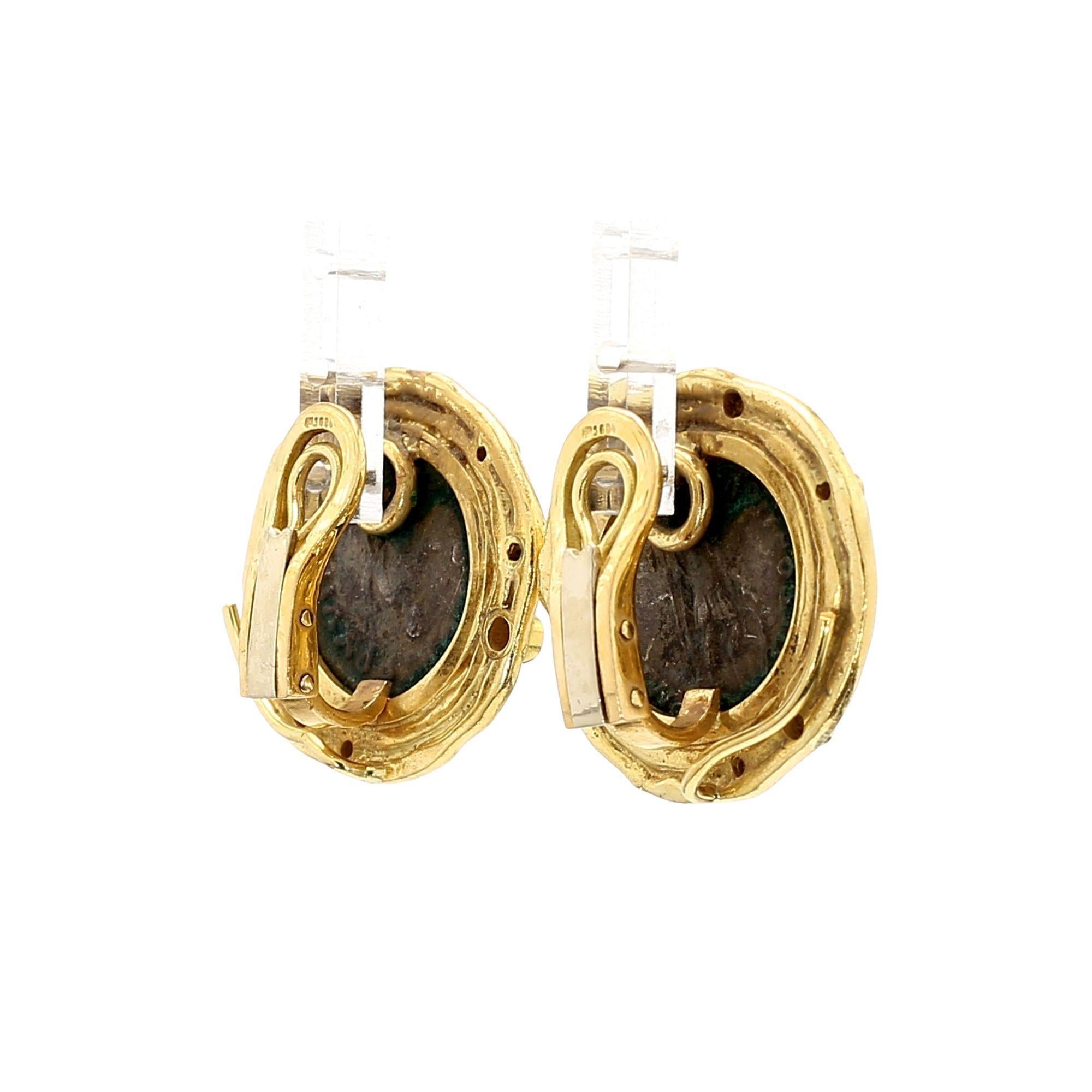 Boucles d'oreilles en or jaune 22K serties de pièces de monnaie de la Grèce antique et de diamants taillés en rond Excellent état - En vente à Miami, FL