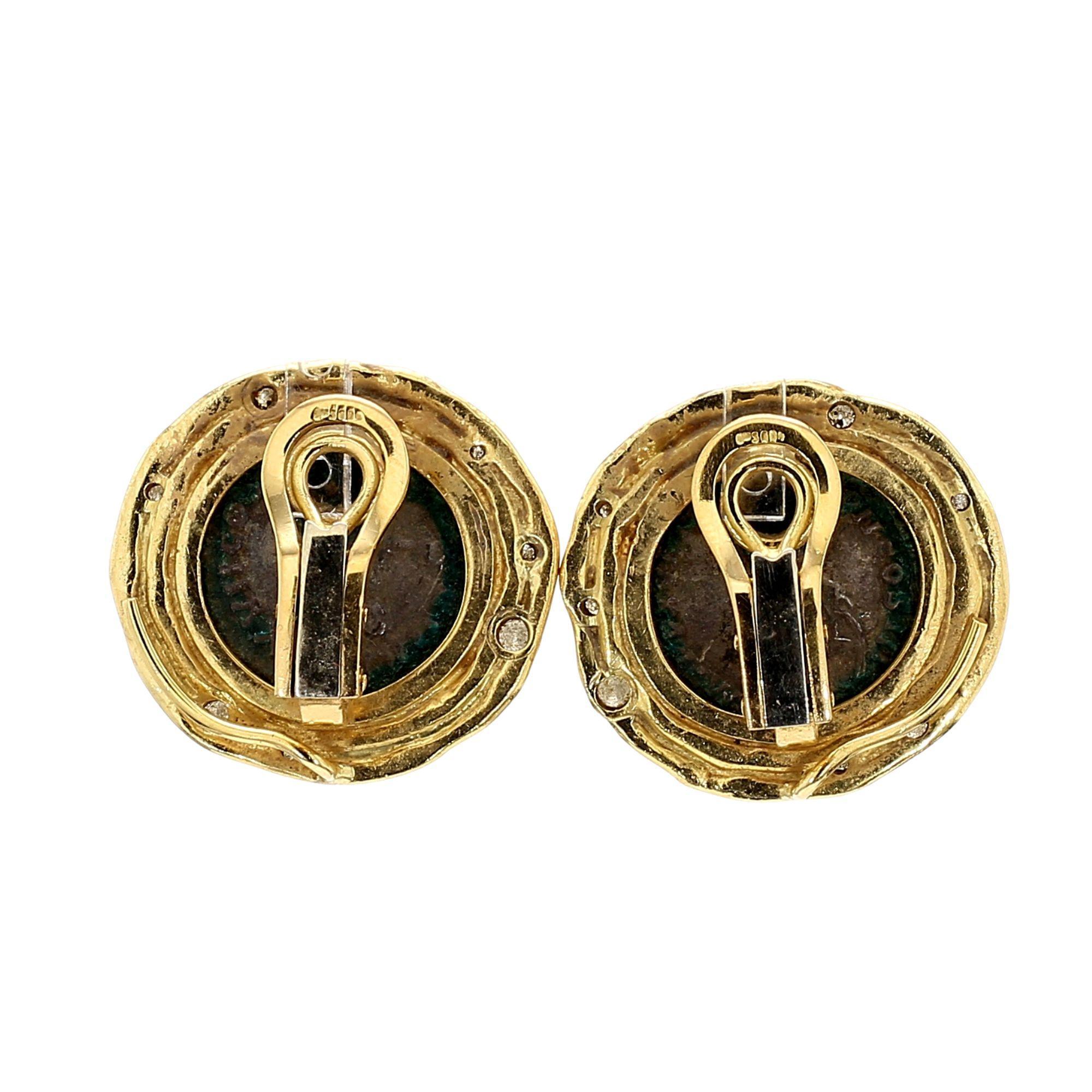 Boucles d'oreilles en or jaune 22K serties de pièces de monnaie de la Grèce antique et de diamants taillés en rond en vente 1