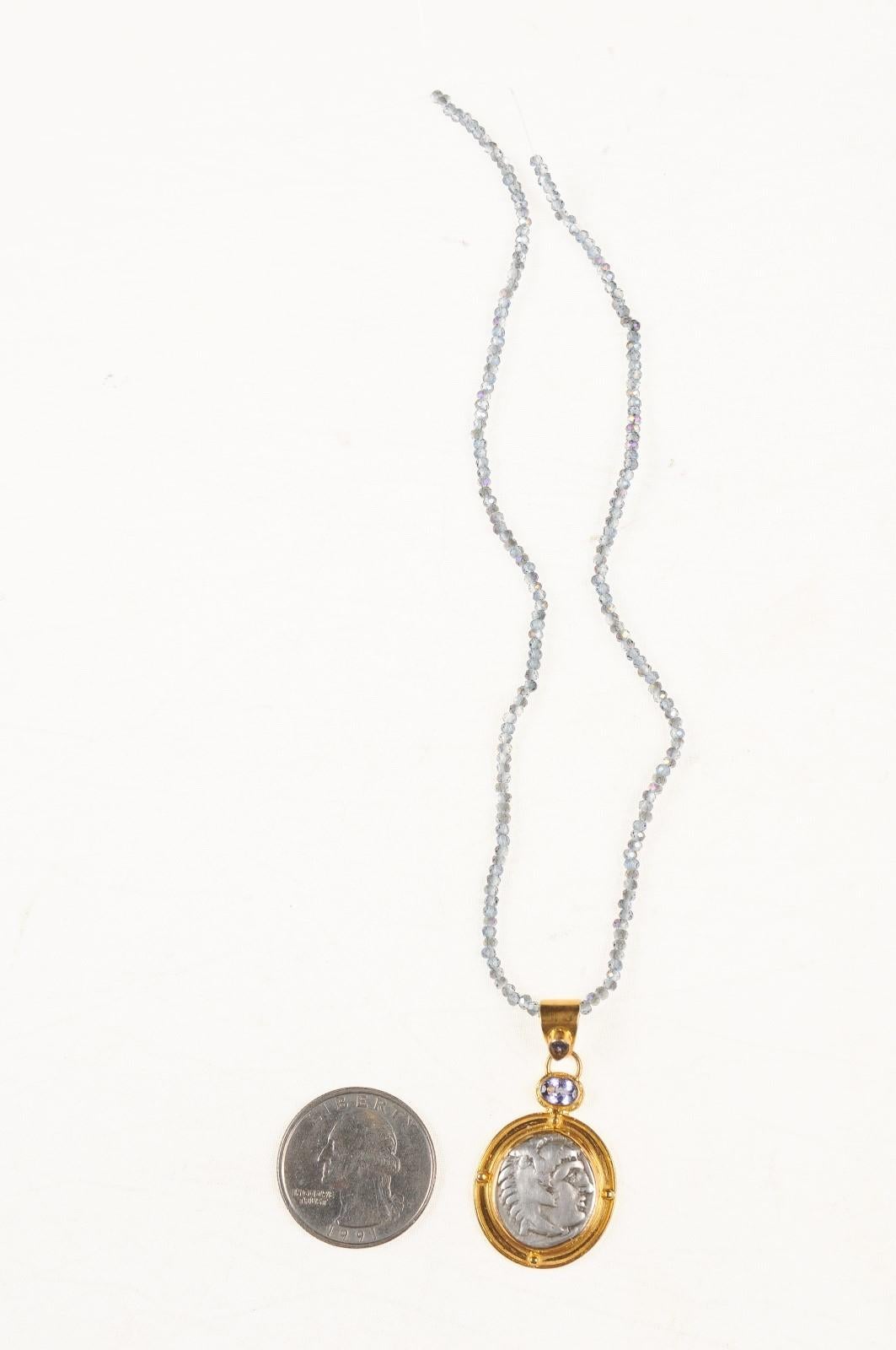 Antike griechische Münze und Tansanit-Anhänger (pendant nur) (Klassisch-griechisch) im Angebot