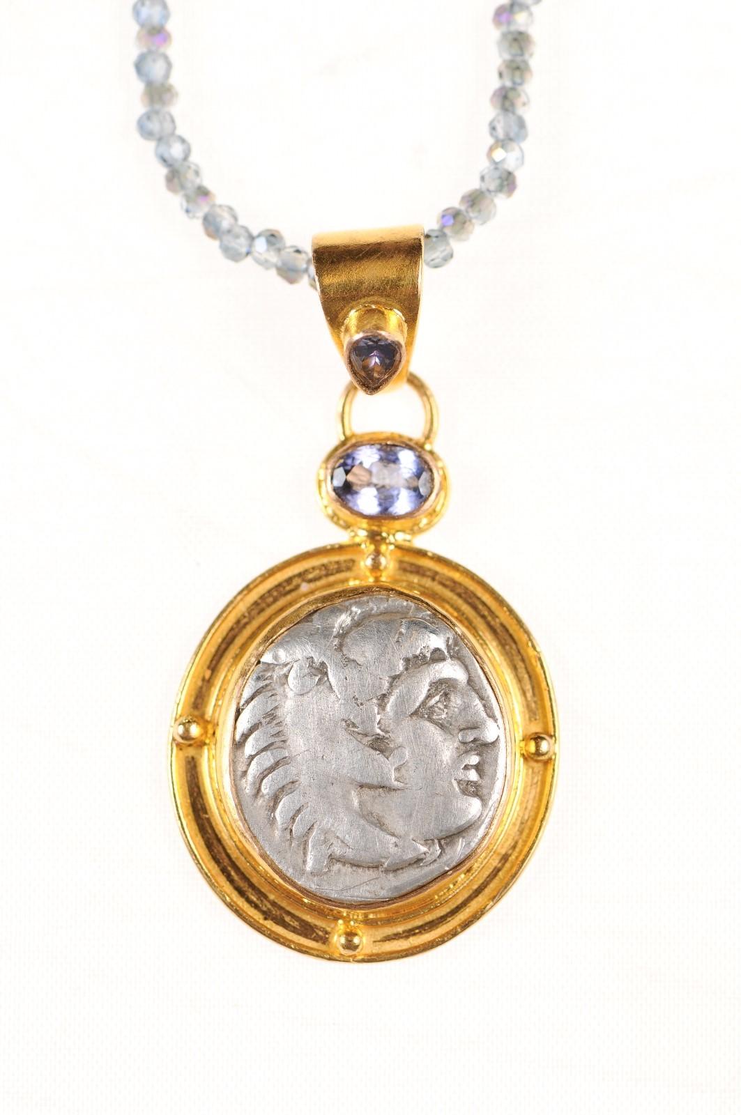 Antike griechische Münze und Tansanit-Anhänger (pendant nur) (Ovalschliff) im Angebot