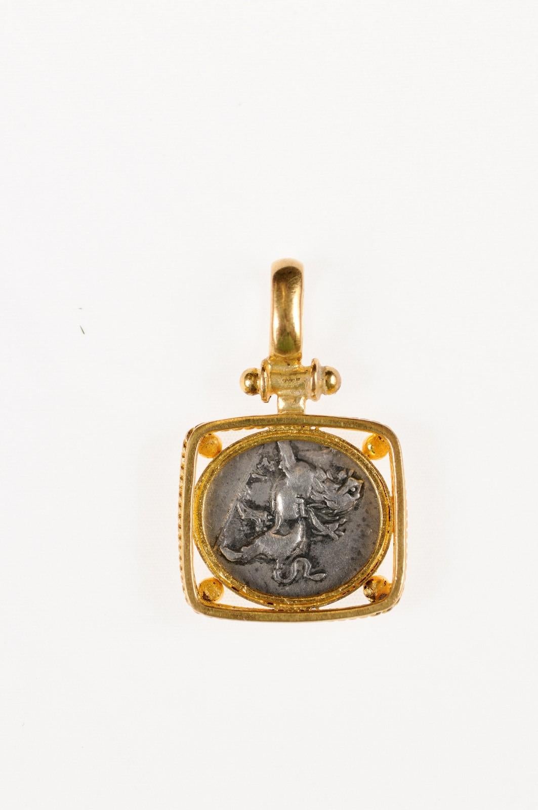 Pendentif numismatique en forme de colombe de la Grèce antique (pendentif) en vente 1