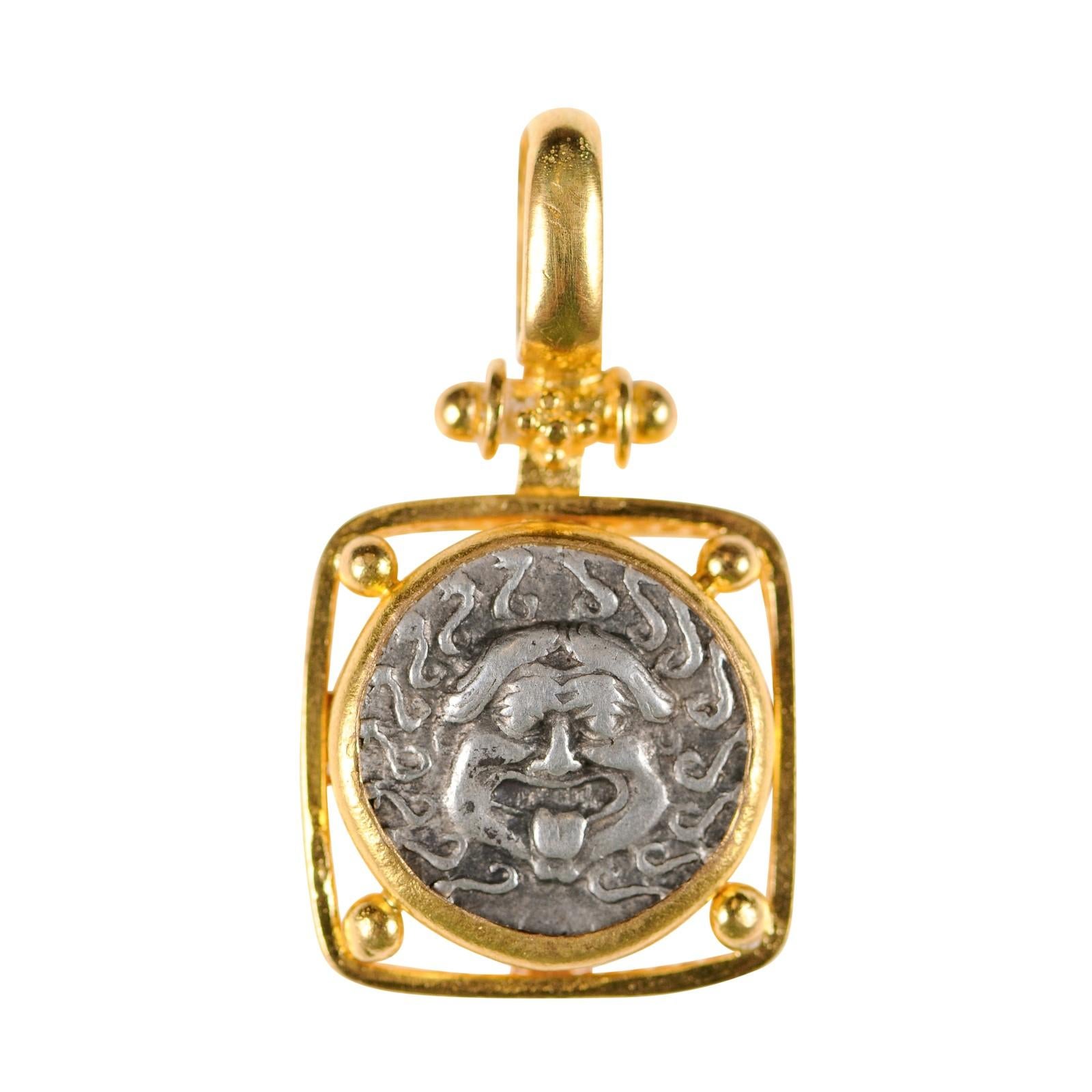 Pendentif en pièces de monnaie Drachme de la Grèce antique (pendentif uniquement) en vente 7