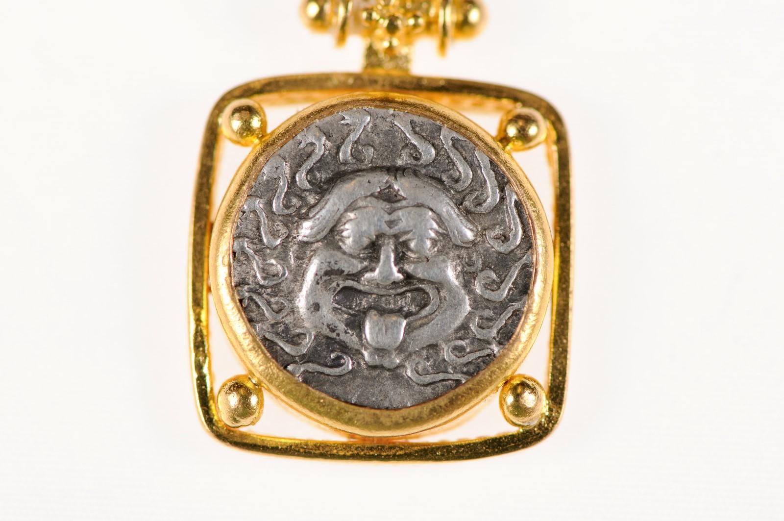 Pendentif en pièces de monnaie Drachme de la Grèce antique (pendentif uniquement) Excellent état - En vente à Atlanta, GA