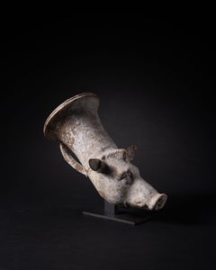 Vase à boire grec ancien en forme de tête de sanglier