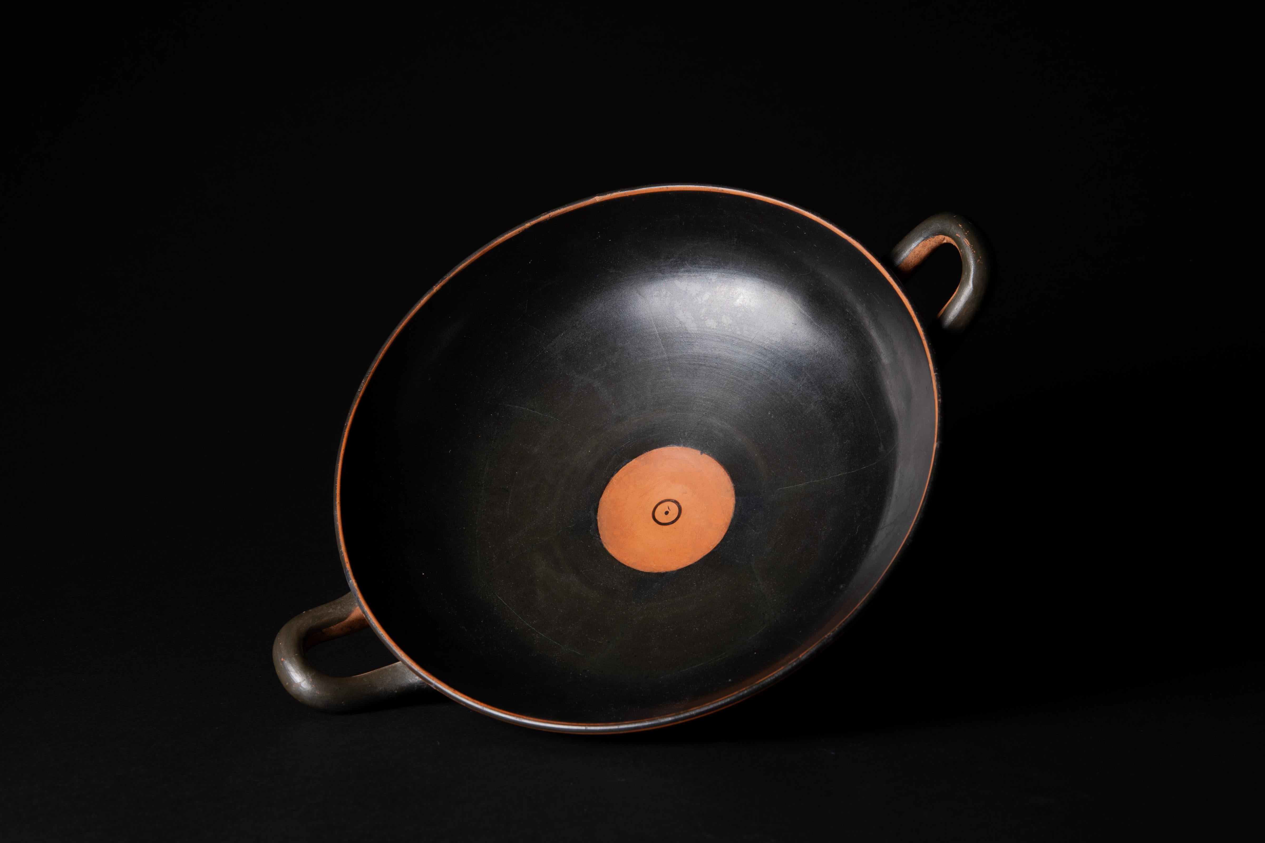 Tasse à vin grecque érotique de l'Antiquité avec yeux peints en vente 3