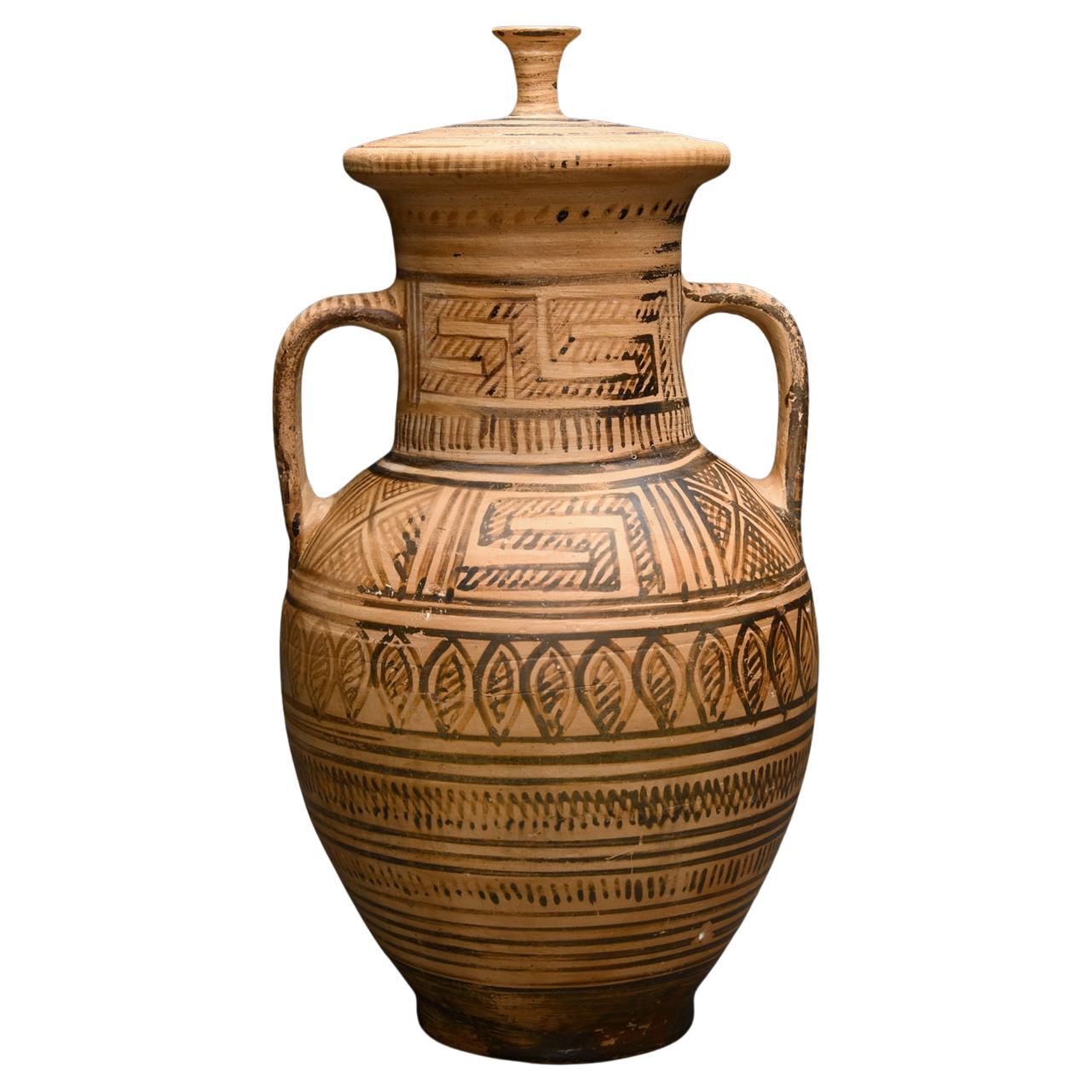 Anfora e coperchio in ceramica geometrica della Grecia antica in vendita