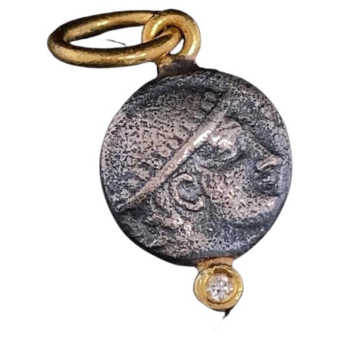 Taille ronde Pendentif breloque tête de pièce de monnaie grecque ancienne et diamant, or et argent 24 carats en vente