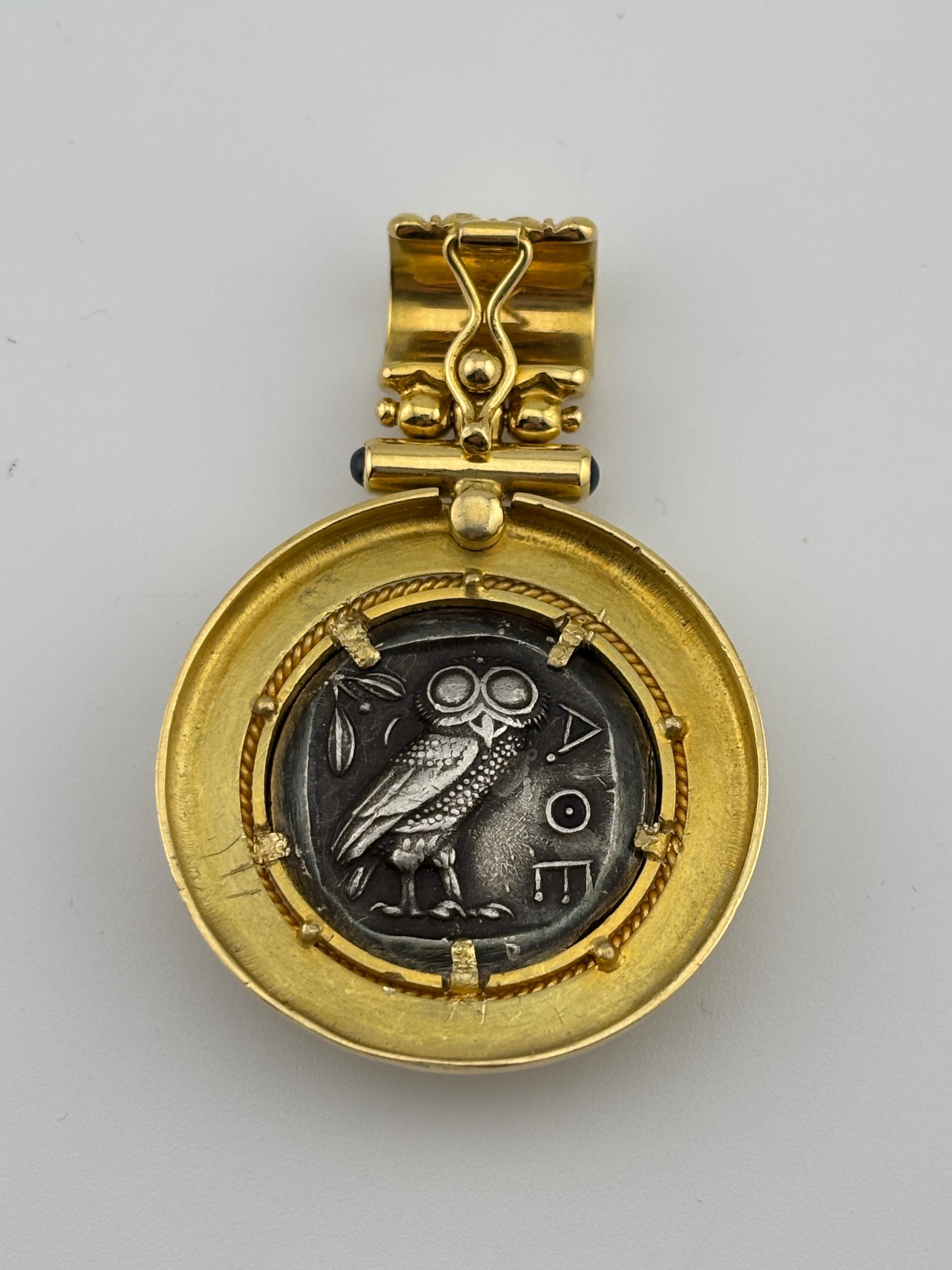 Moneta in argento sterling di ispirazione greca antica con incastonatura/pendente in oro giallo 18 carati In condizioni buone in vendita a Bernardsville, NJ