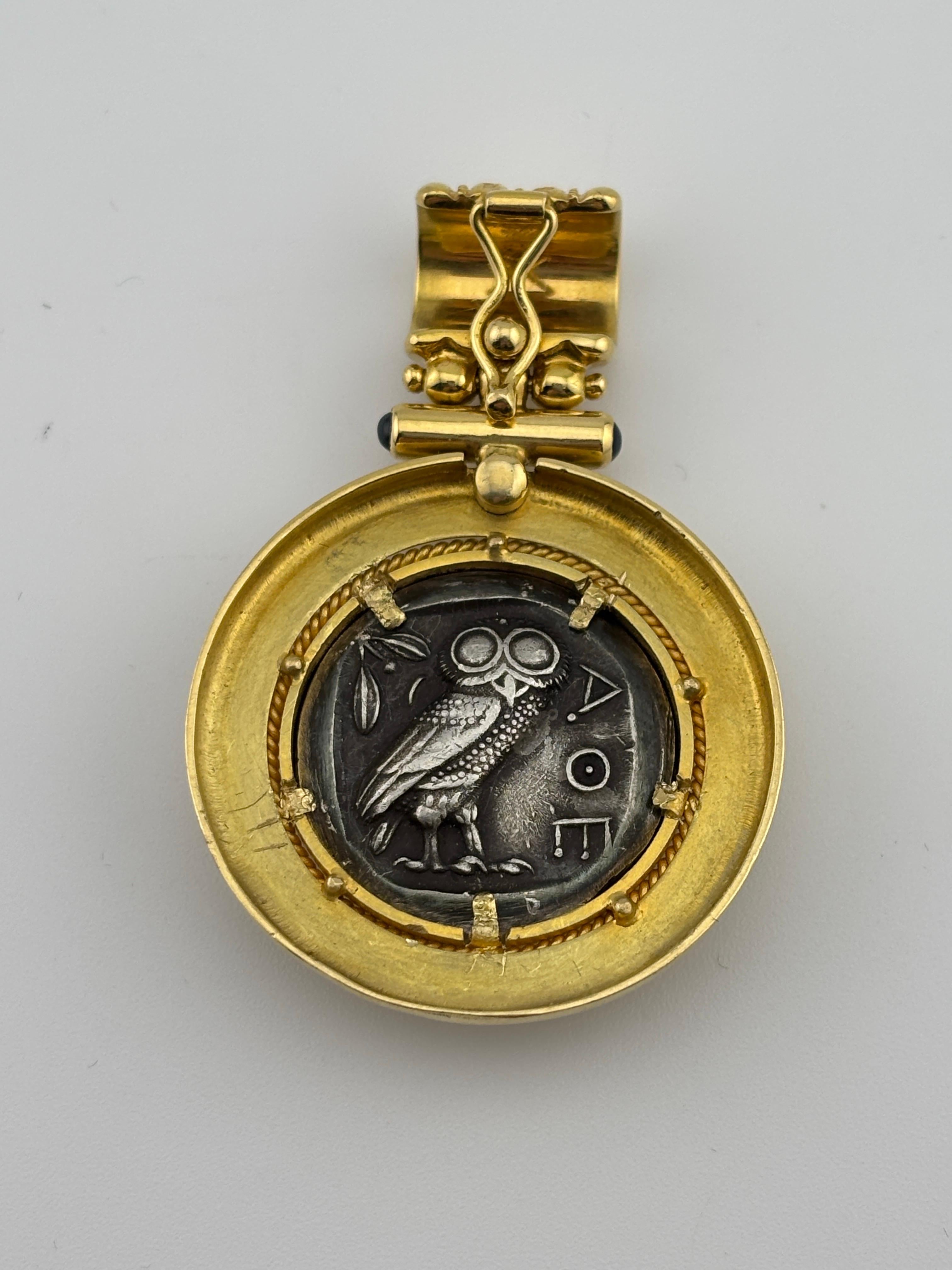 Moneta in argento sterling di ispirazione greca antica con incastonatura/pendente in oro giallo 18 carati in vendita 1
