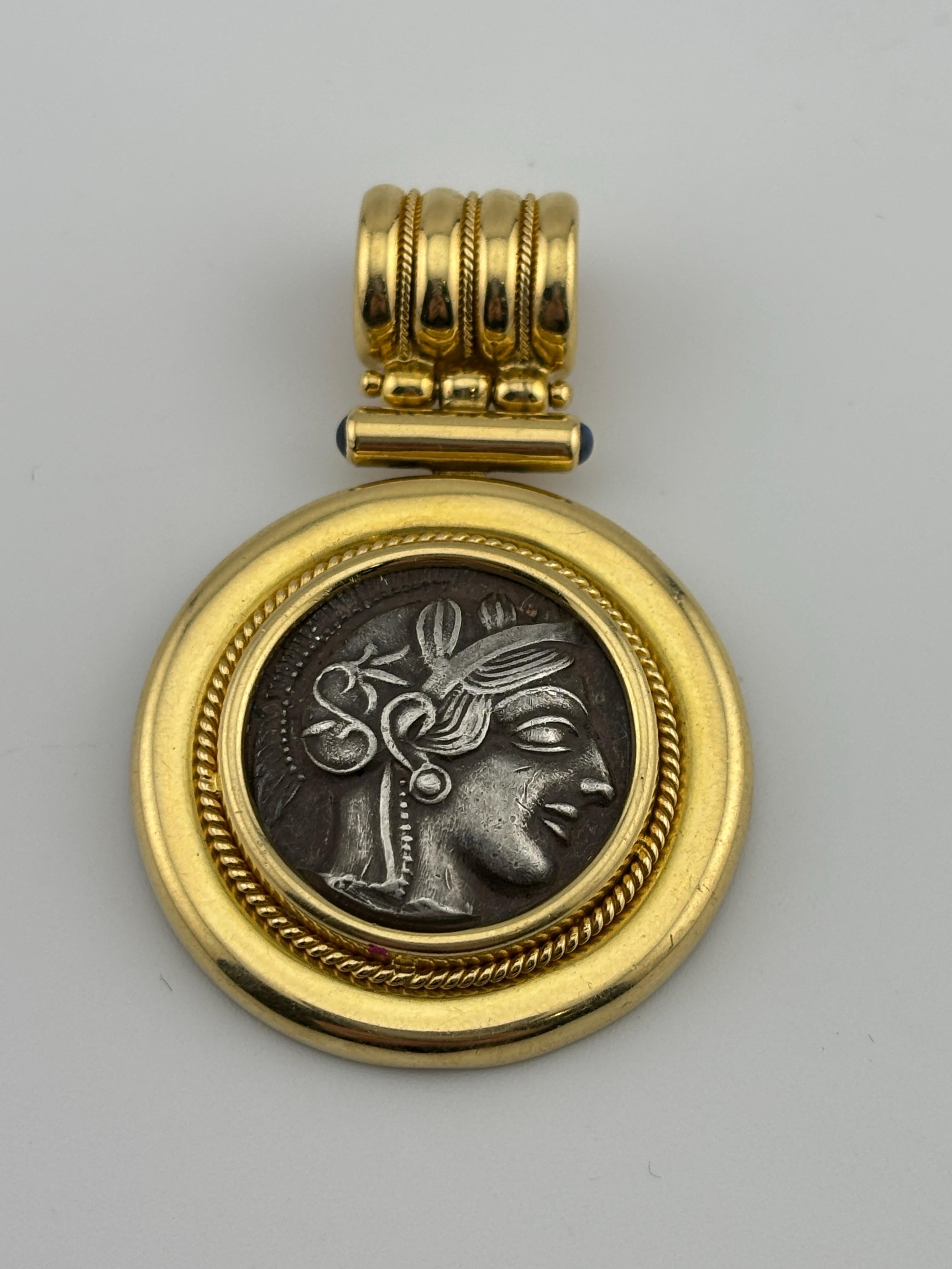 Moneta in argento sterling di ispirazione greca antica con incastonatura/pendente in oro giallo 18 carati in vendita 2