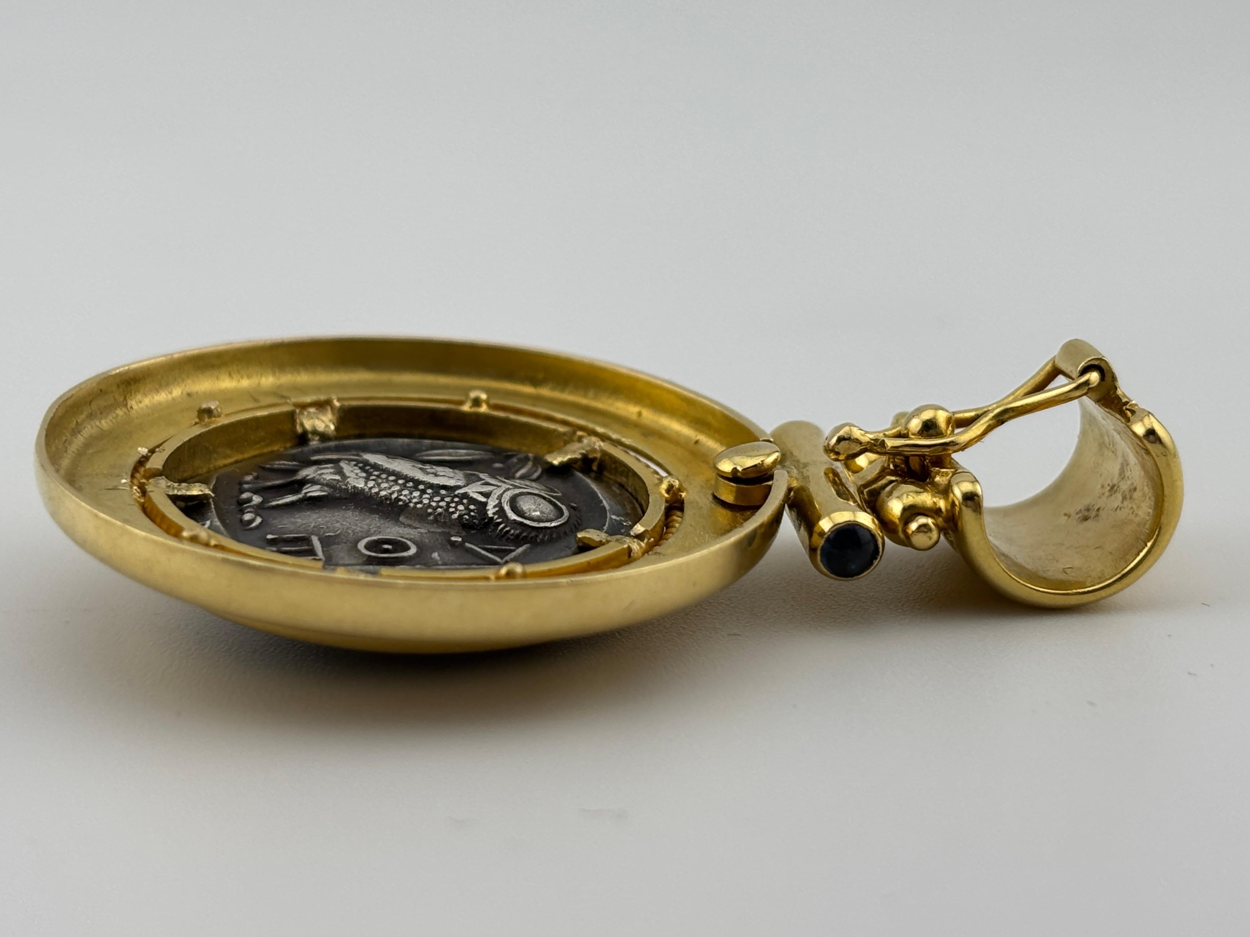 Moneta in argento sterling di ispirazione greca antica con incastonatura/pendente in oro giallo 18 carati in vendita 4