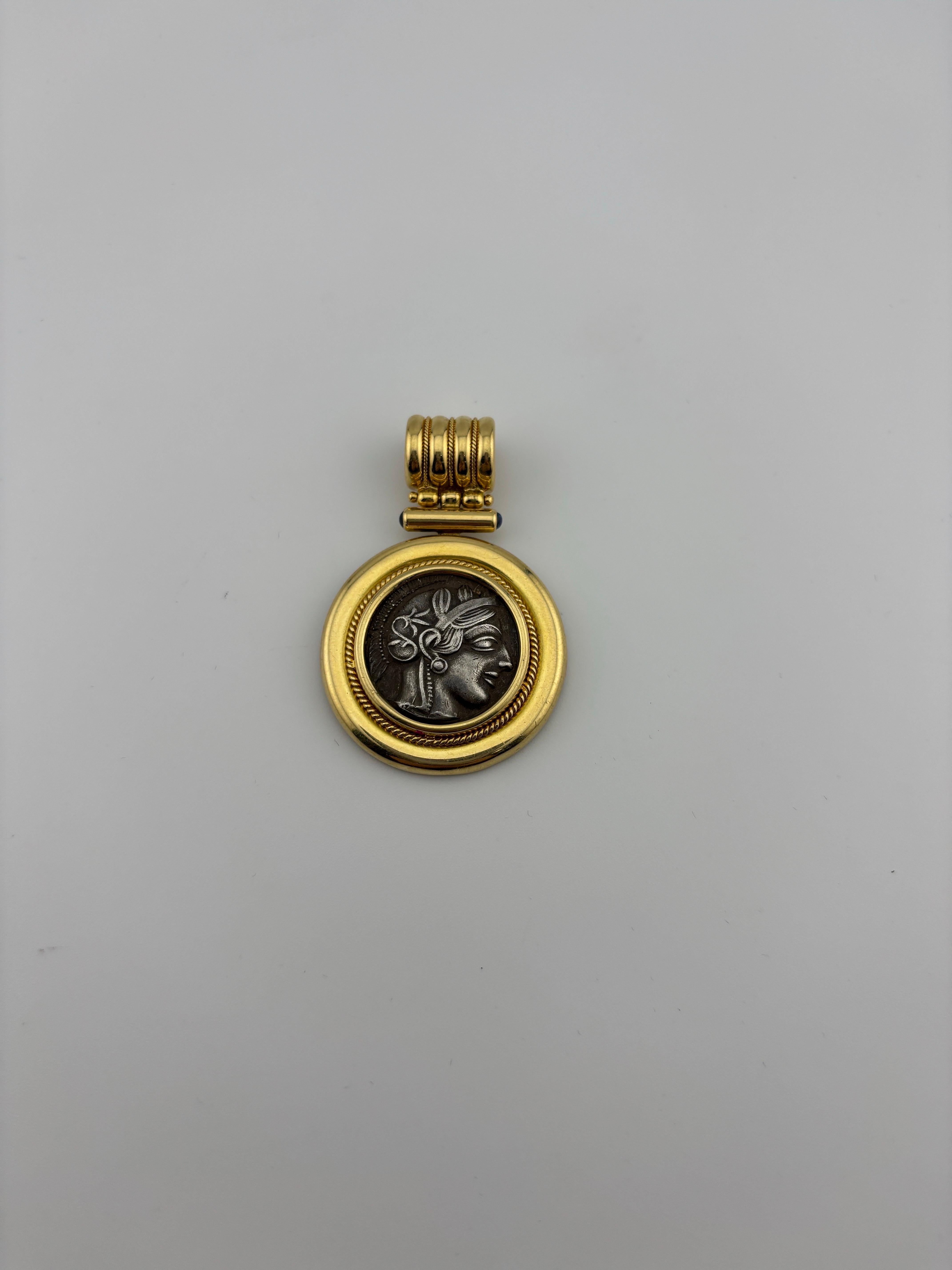 Moneta in argento sterling di ispirazione greca antica con incastonatura/pendente in oro giallo 18 carati in vendita 5