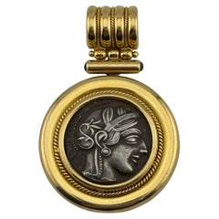 Moneda de Plata de Ley Inspirada en la Antigua Grecia Engarzada en Oro Amarillo de 18k/Colgante