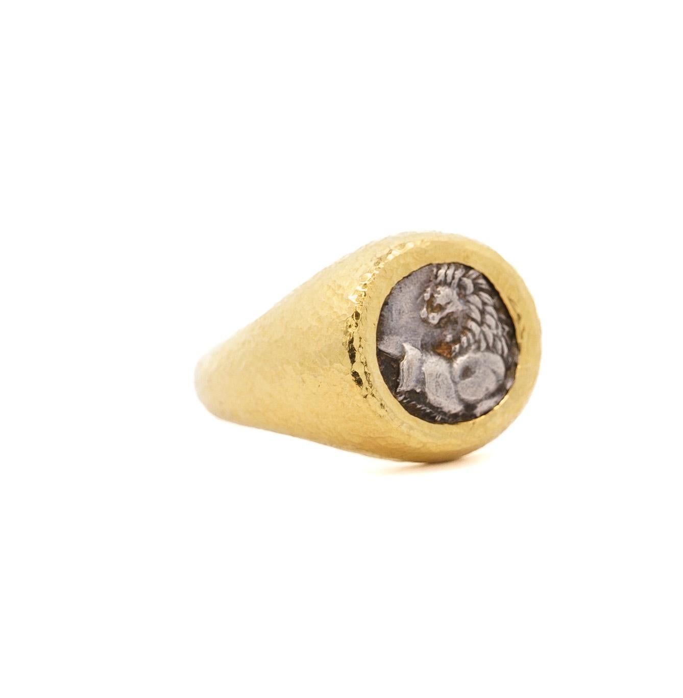 Bague pour homme en or 20K avec finition martelée, hémidrachme de lion grec ancien 400 BC

L'hémidrachme de Cherronesos en argent, l'une des premières pièces de monnaie d'une cité-État grecque, est un artefact remarquable de la période archaïque de