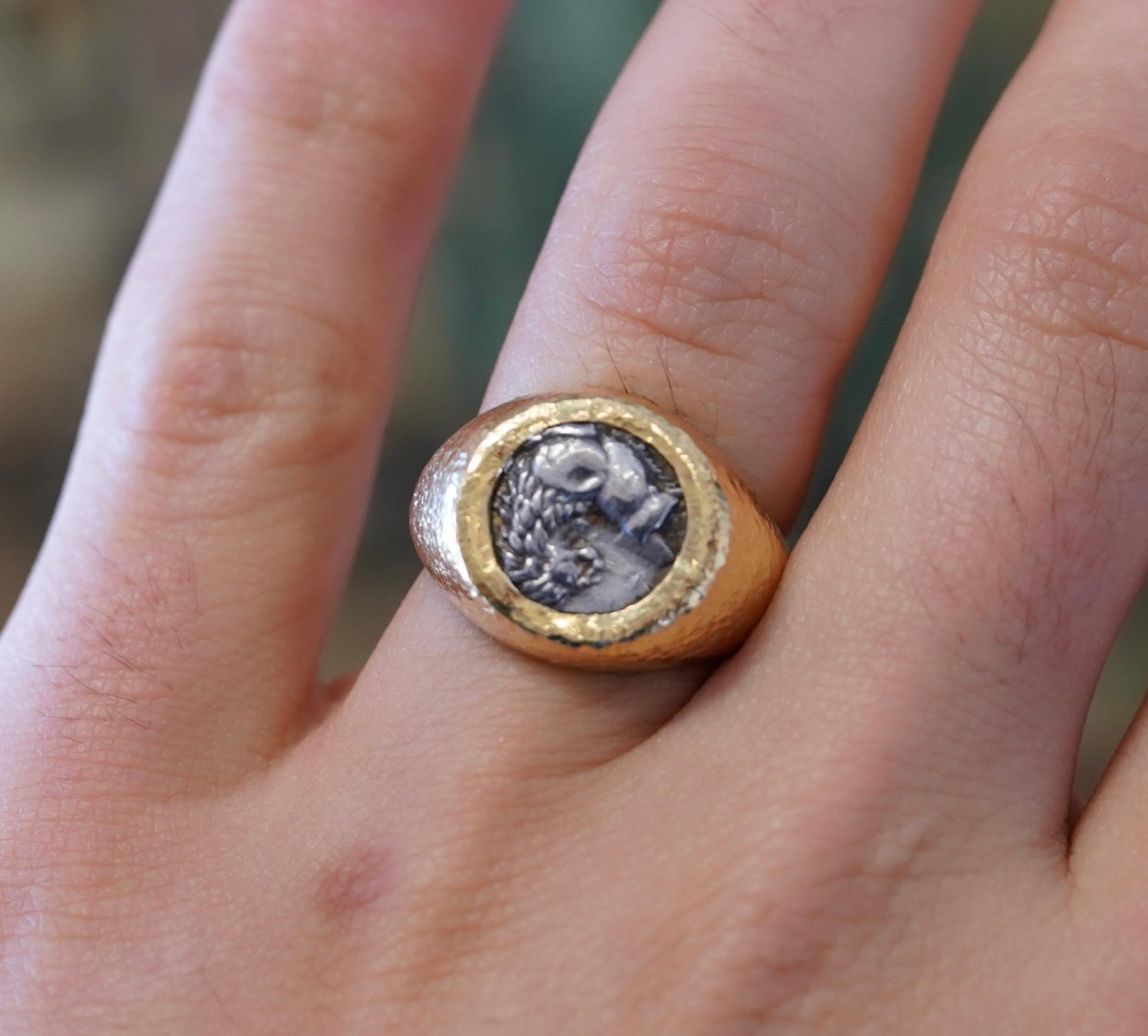 Ancienne bague pour hommes Hemidrachm 400 avant J.-C. en or 20 carats avec finition martelée en vente 2