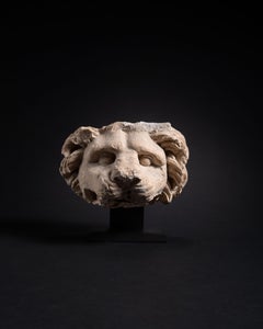 Escultura griega antigua de cabeza de león con surtidor de agua procedente del sur de Italia