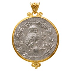 Pendentif en or 22K en forme de chouette Athéna de la Grèce antique