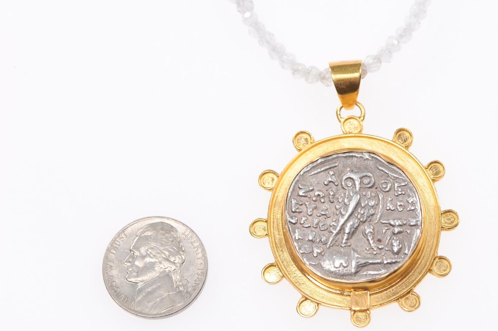Pendentif en pièces de monnaie Chouette et Athéna de la Grèce antique (pendentif uniquement) Excellent état - En vente à Atlanta, GA
