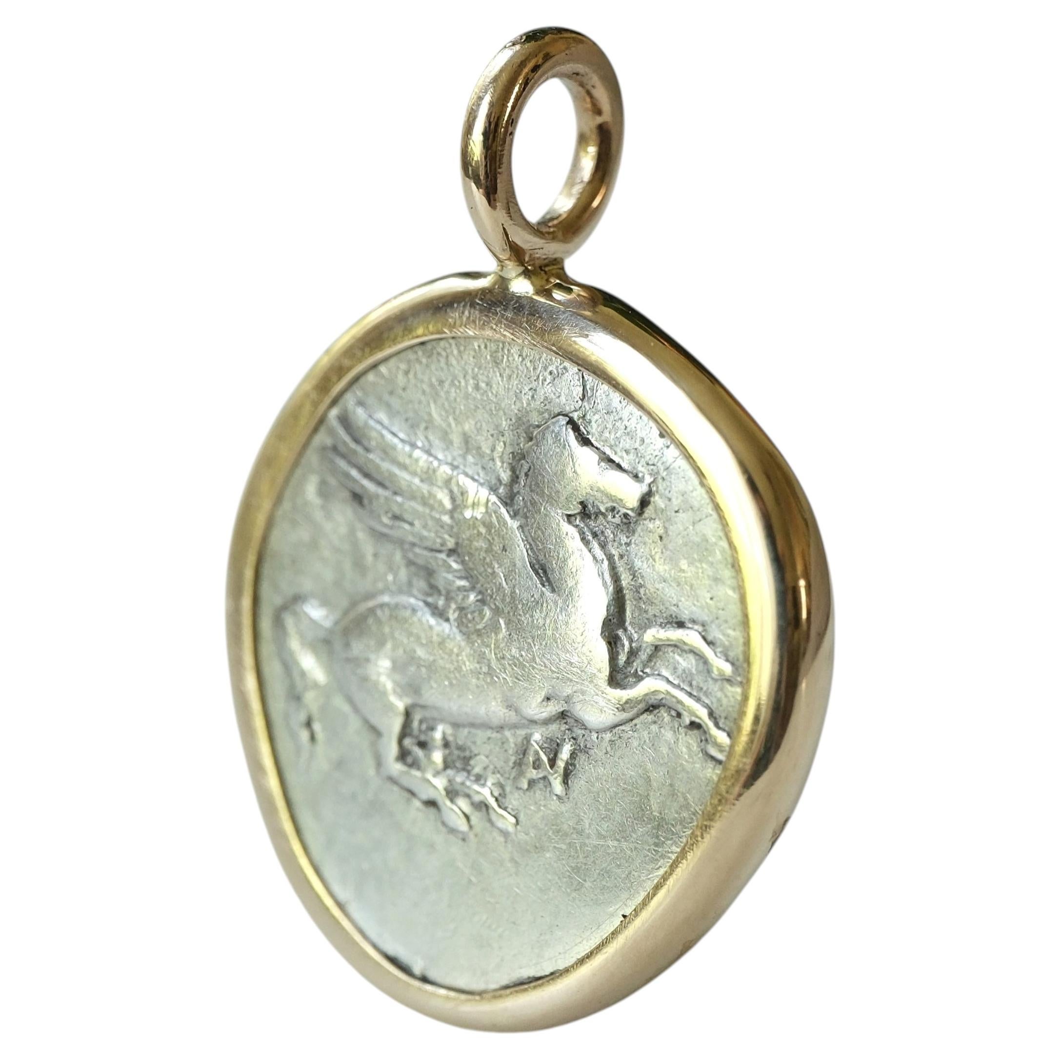 Ciondolo a forma di moneta di Pegasos dell'antica Grecia in oro 14k, statere d'argento di Anaktorion con