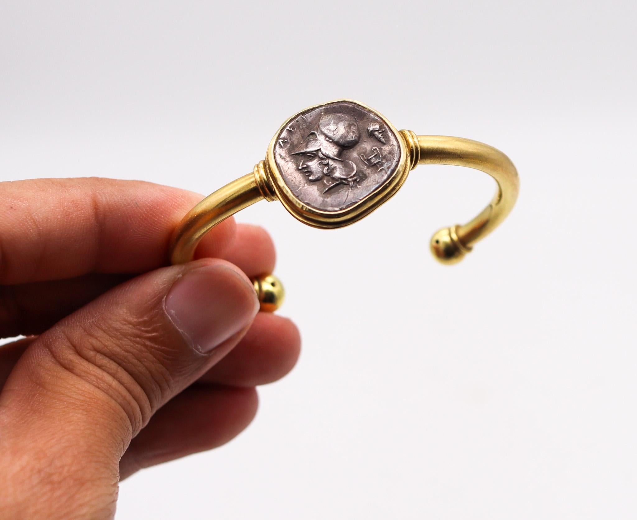 Manchette en or jaune 18 carats avec pièce de monnaie de l'Antiquité grecque, Pegasus, avec pièce de théâtre de Corinthe datant de 350 avant J.-C. en vente 2