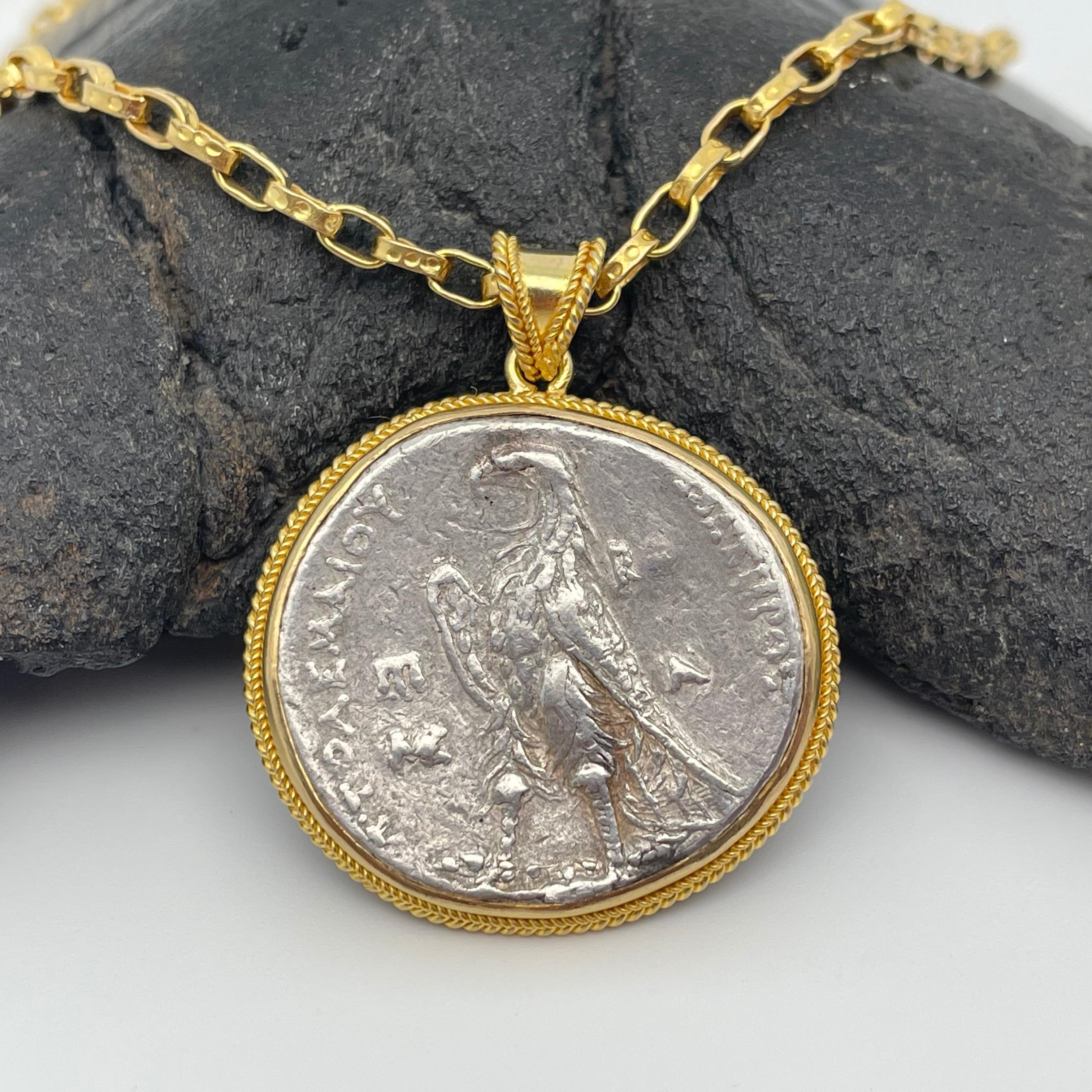 Une authentique pièce de monnaie grecque antique de la dynastie ptolémaïque d'Égypte est sertie dans cette monture d'inspiration antique à double torsion en 18K:: conçue par Steven Battelle. Ce royaume hellénistique (grec) d'Égypte a été fondé en