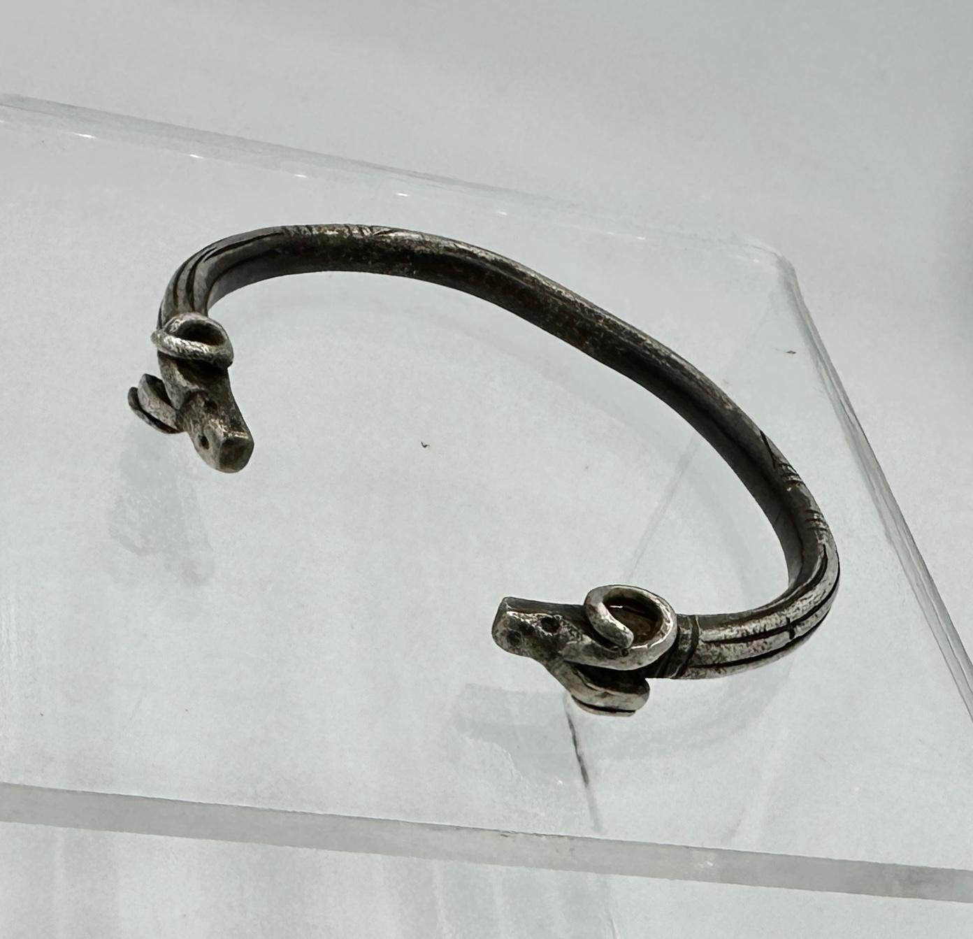Embrassez l'élégance de la Grèce antique avec cet exquis bracelet en argent de qualité musée datant du IVe siècle av. J.-C., orné de bornes en forme de tête de bélier.  La forme des bracelets à tête de bélier est encore utilisée aujourd'hui dans les