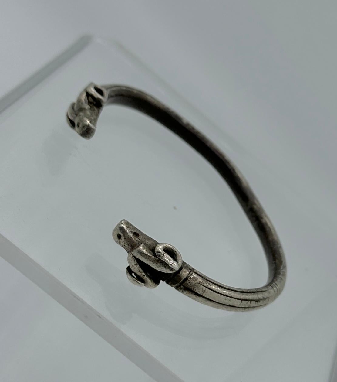 Grec classique Bracelet grec ancien en argent avec têtes de béliers 4e siècle avant J.-C. qualité musée en vente