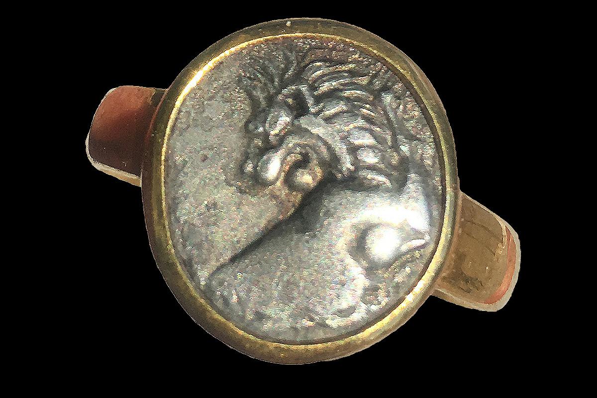 This 18-carat classical ring features an authentic Hemidrachm silver coin from Thrace - Chersonesos in Ancient Greece with an roaring lion facing left. It dates to the Classical till - Alexander the Great Period - circa 386-338 BC. The very detailed