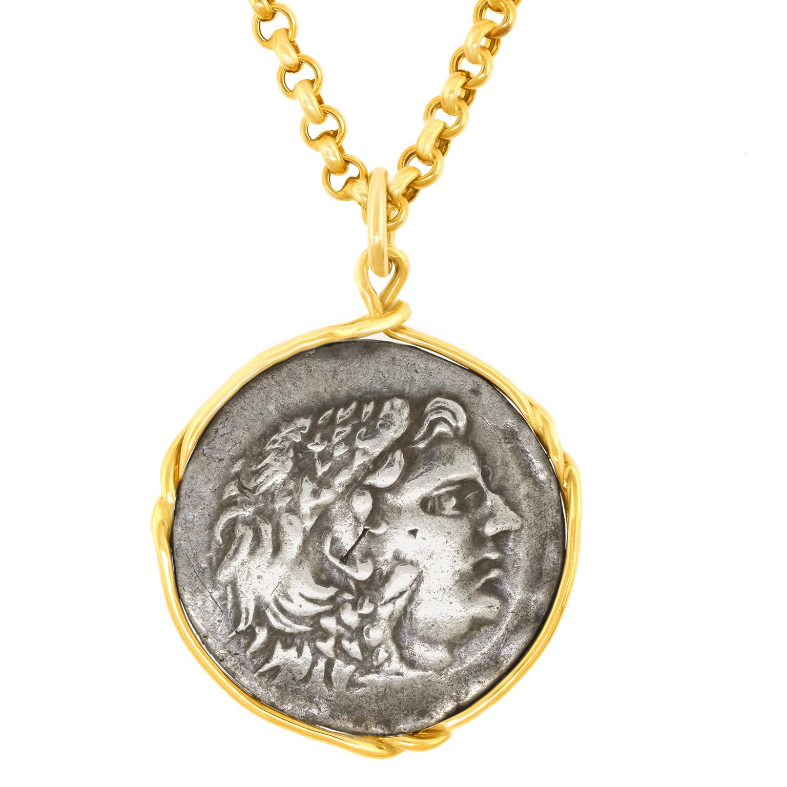 Pendentif en argent en forme de pièce de monnaie de la Grèce antique Excellent état à Litchfield, CT