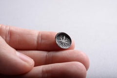 Antica moneta greca d'argento a forma di polipo proveniente da Siracusa, 460 a.C.