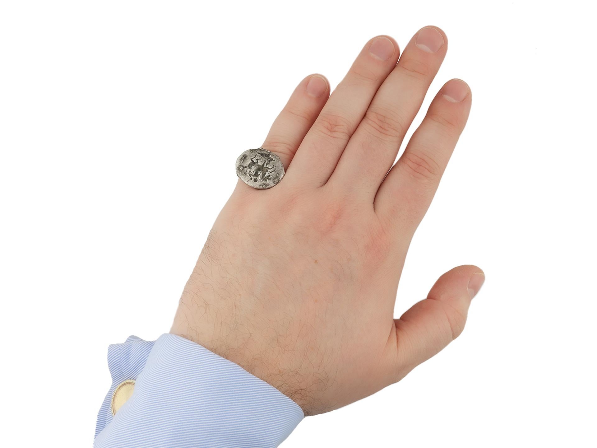 Ancient Greek silver ring with hunting scene, circa 2nd century BC. In Good Condition For Sale In London, GB