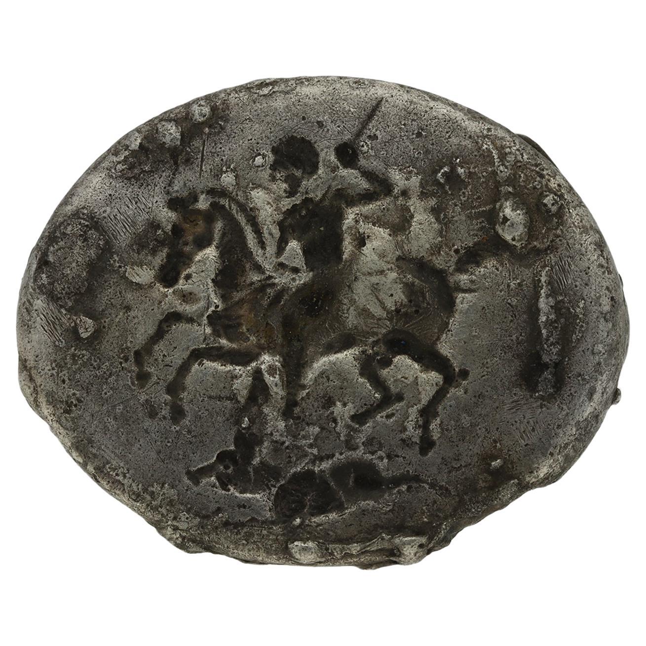 Ancient Greek silver ring with hunting scene, circa 2nd century BC. For Sale