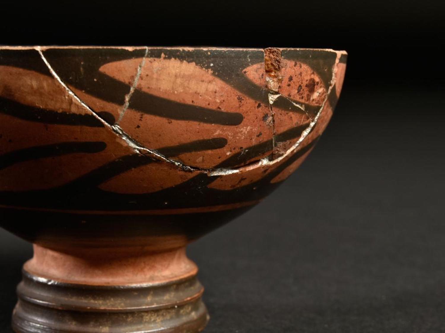 Ancient Greek, Southern Italy Wrapped Laurel Footed Cup / Bowl, 4th C BC In Fair Condition In Sofia, BG