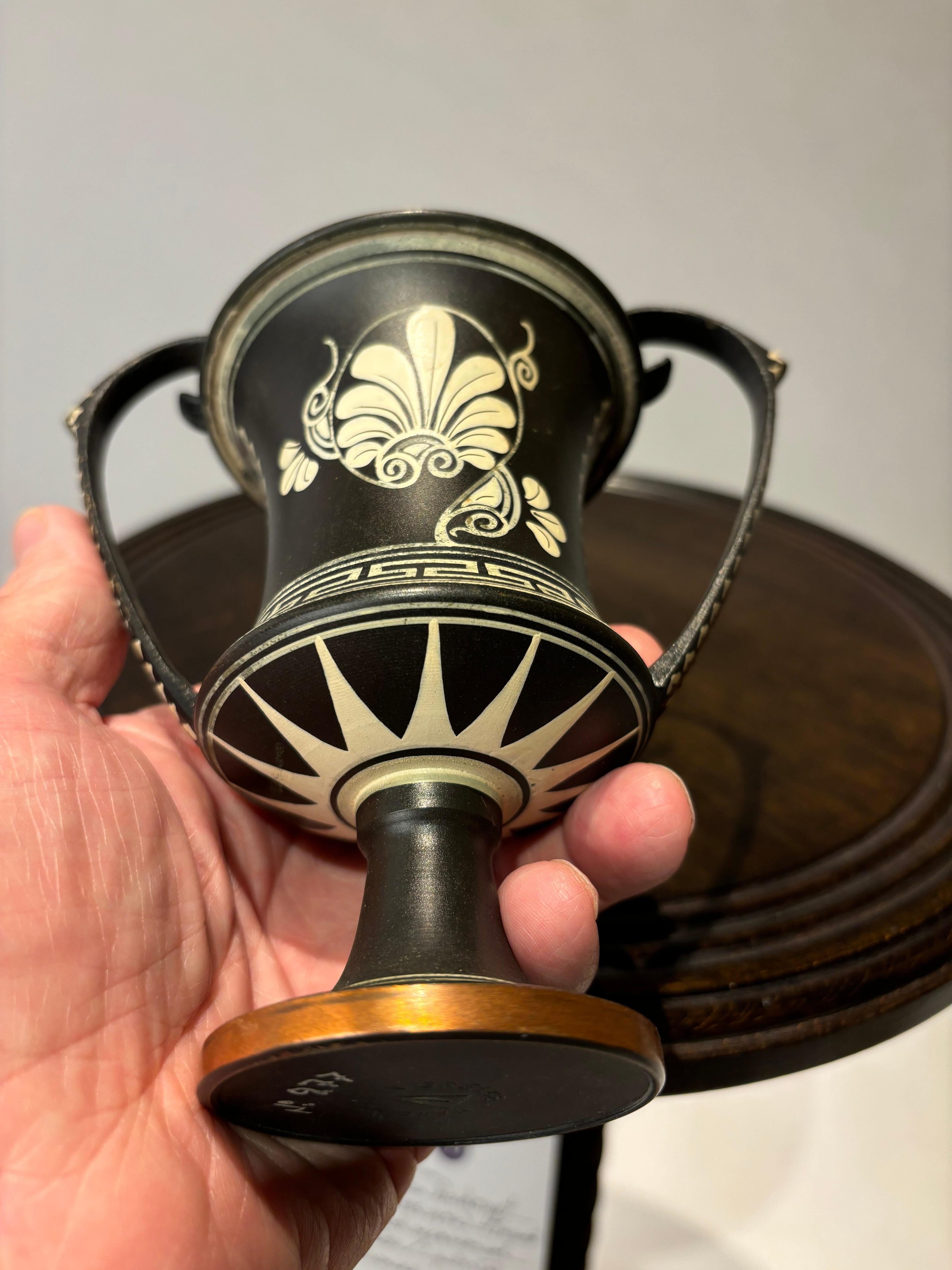 Kantharos in stile greco antico dipinto a mano, tazza da bere con manici alti in vendita 5