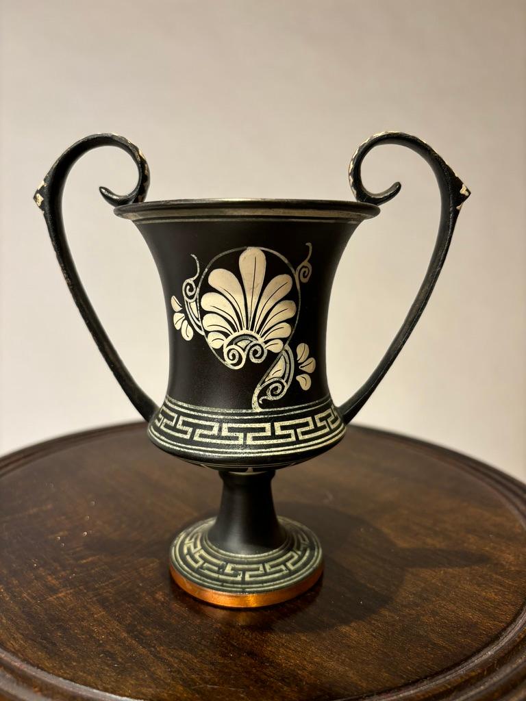 Greco Kantharos in stile greco antico dipinto a mano, tazza da bere con manici alti in vendita