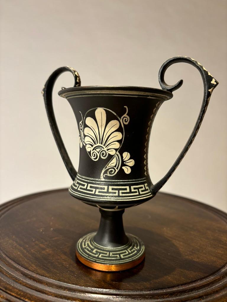 Fatto a mano Kantharos in stile greco antico dipinto a mano, tazza da bere con manici alti in vendita