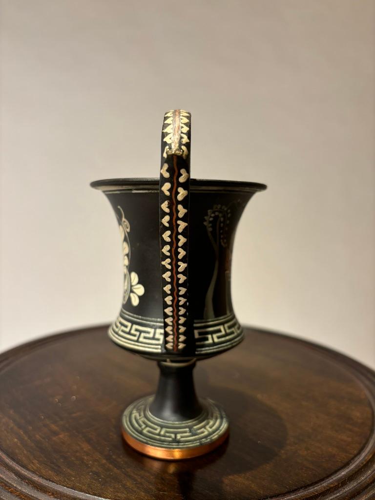 Kantharos in stile greco antico dipinto a mano, tazza da bere con manici alti In condizioni buone in vendita a Stamford, CT