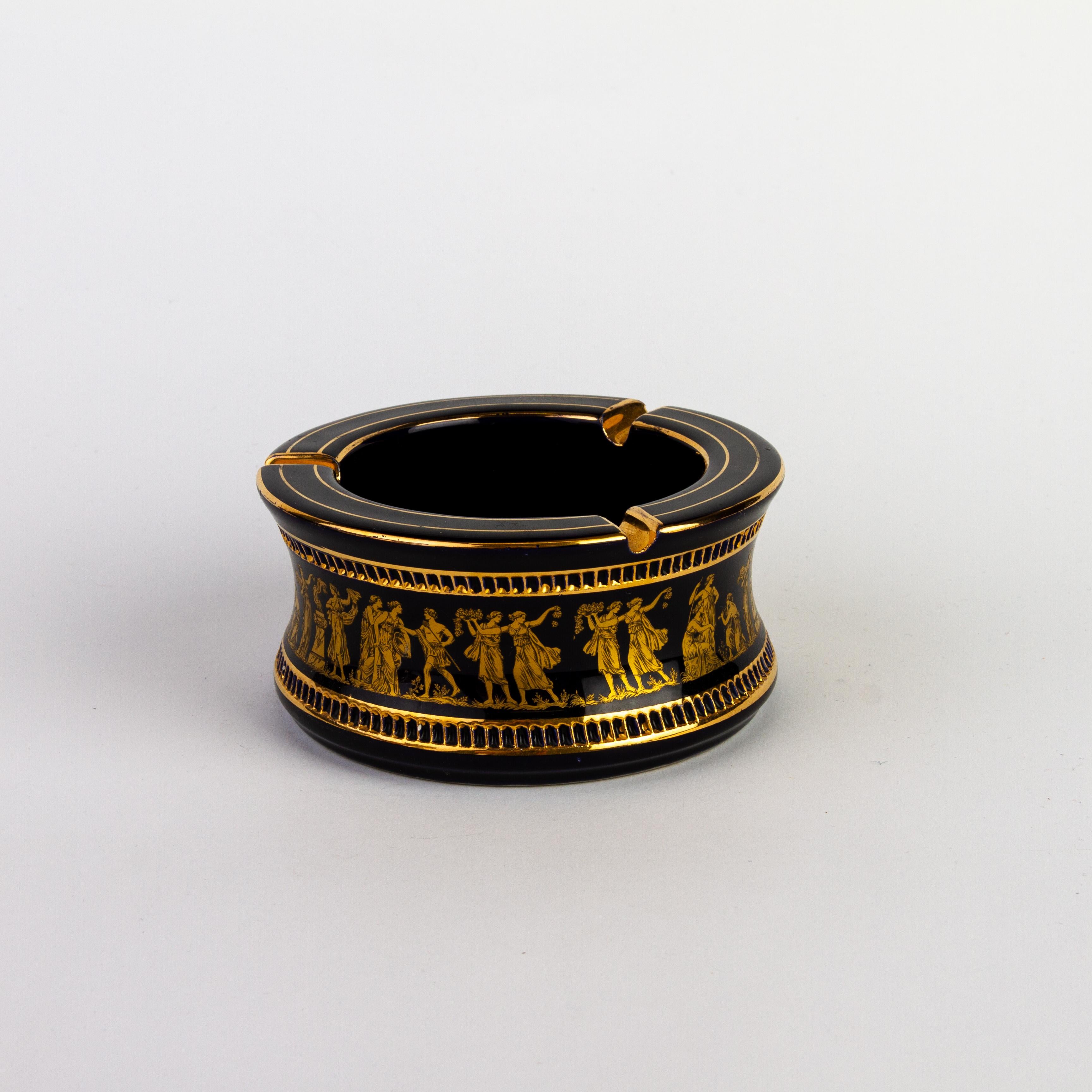 Ancient Greek Style Neoclassical 24KT Gold Porcelain Ashtray
Good condition overall, as seen.

Free international shipping.