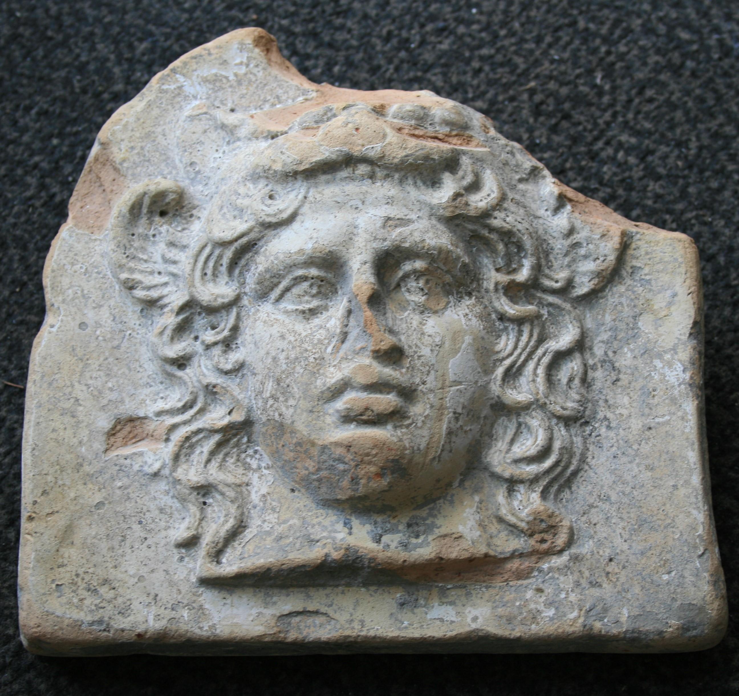 Antikes griechisches Terrakotta-Antifix in Form des Kopfes von Artemis Bendis, Taranto (Italienisch) im Angebot